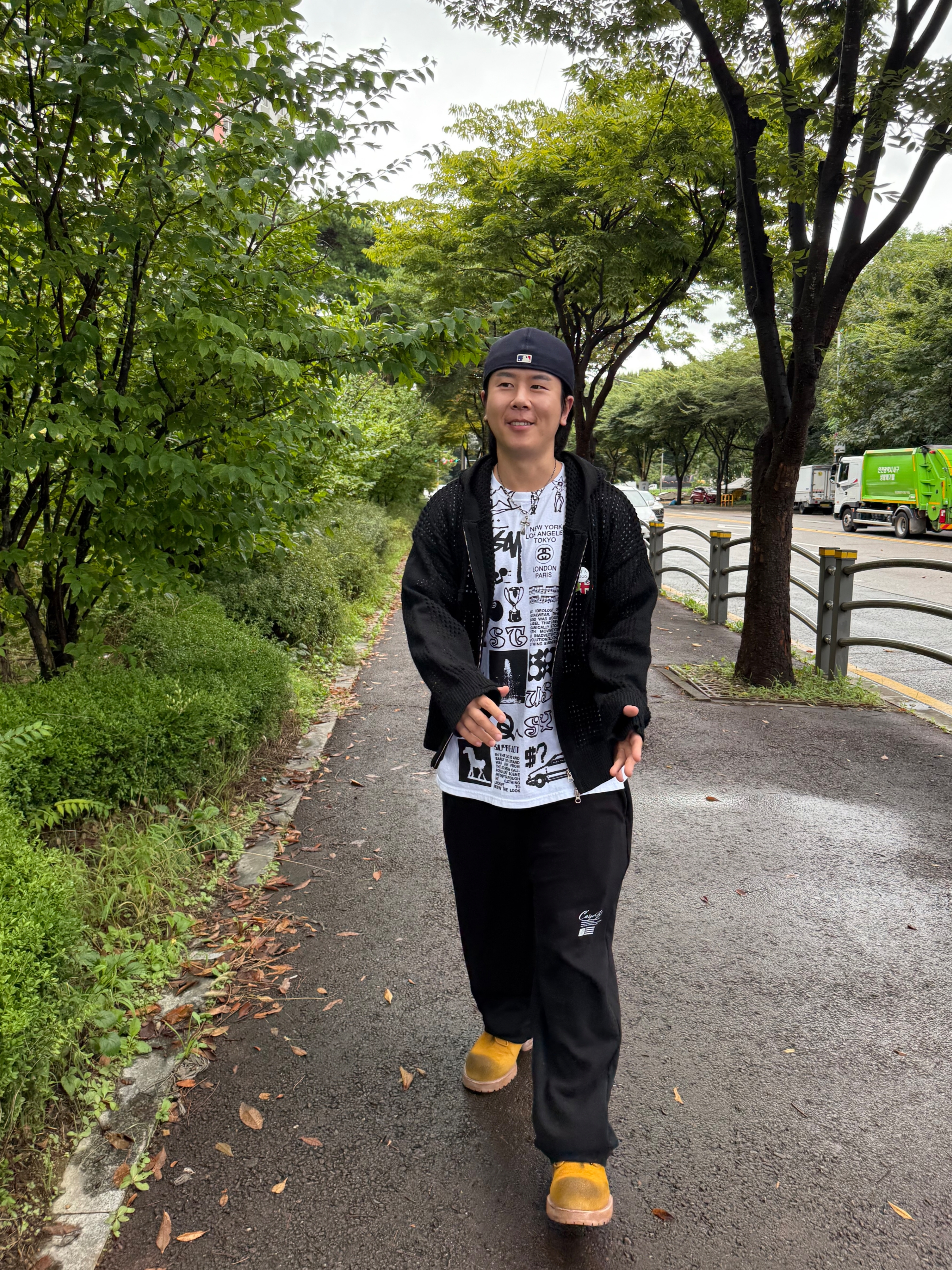 Stussy Sara T-Shirt White, New Era x Fear of God 59FIFTY Chicago White Sox Fitted Cap Black 착용 스타일 - 3