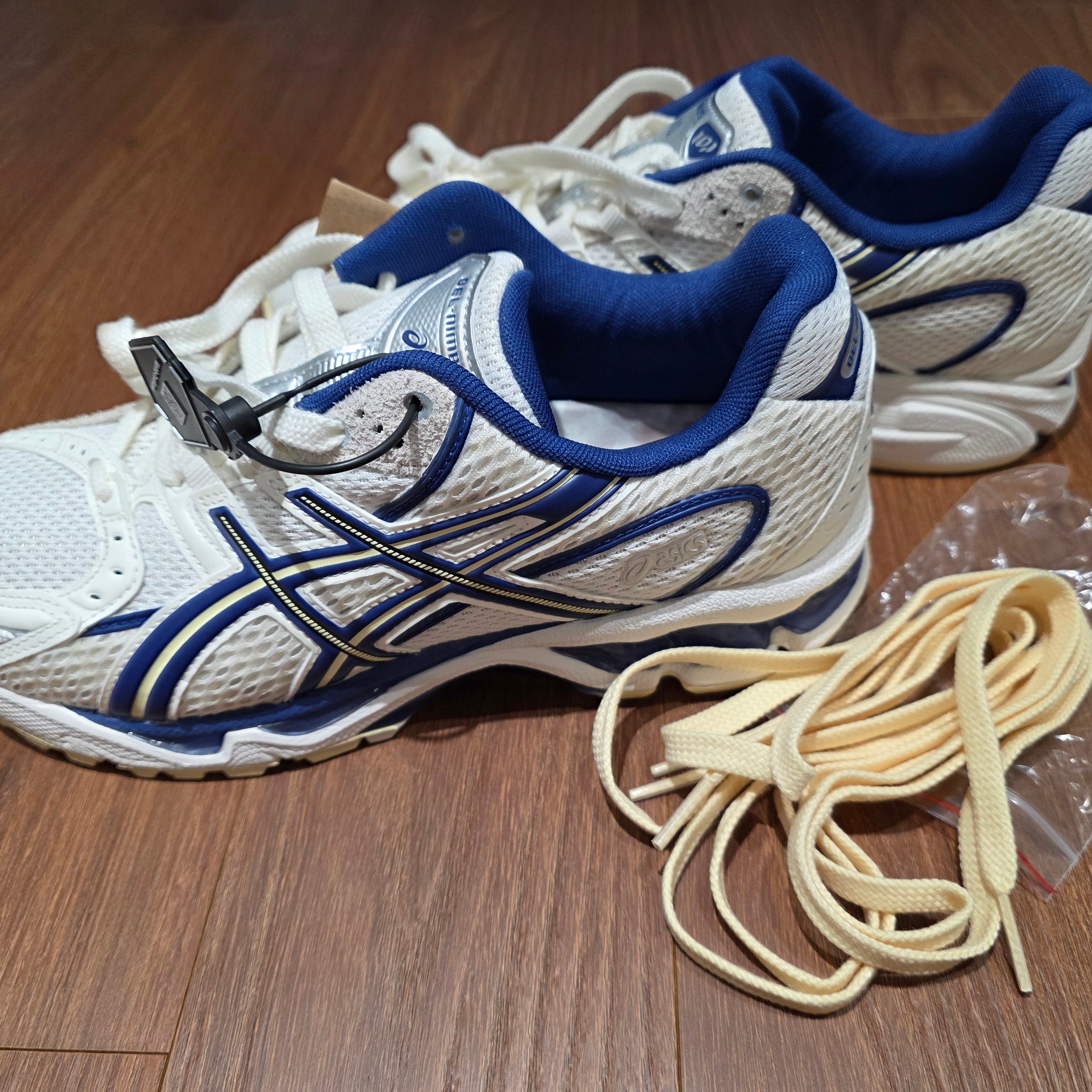 Asics x END. Gel-Nimbus 10.1 Snow White Sodalite Blue 착용 스타일 - 3