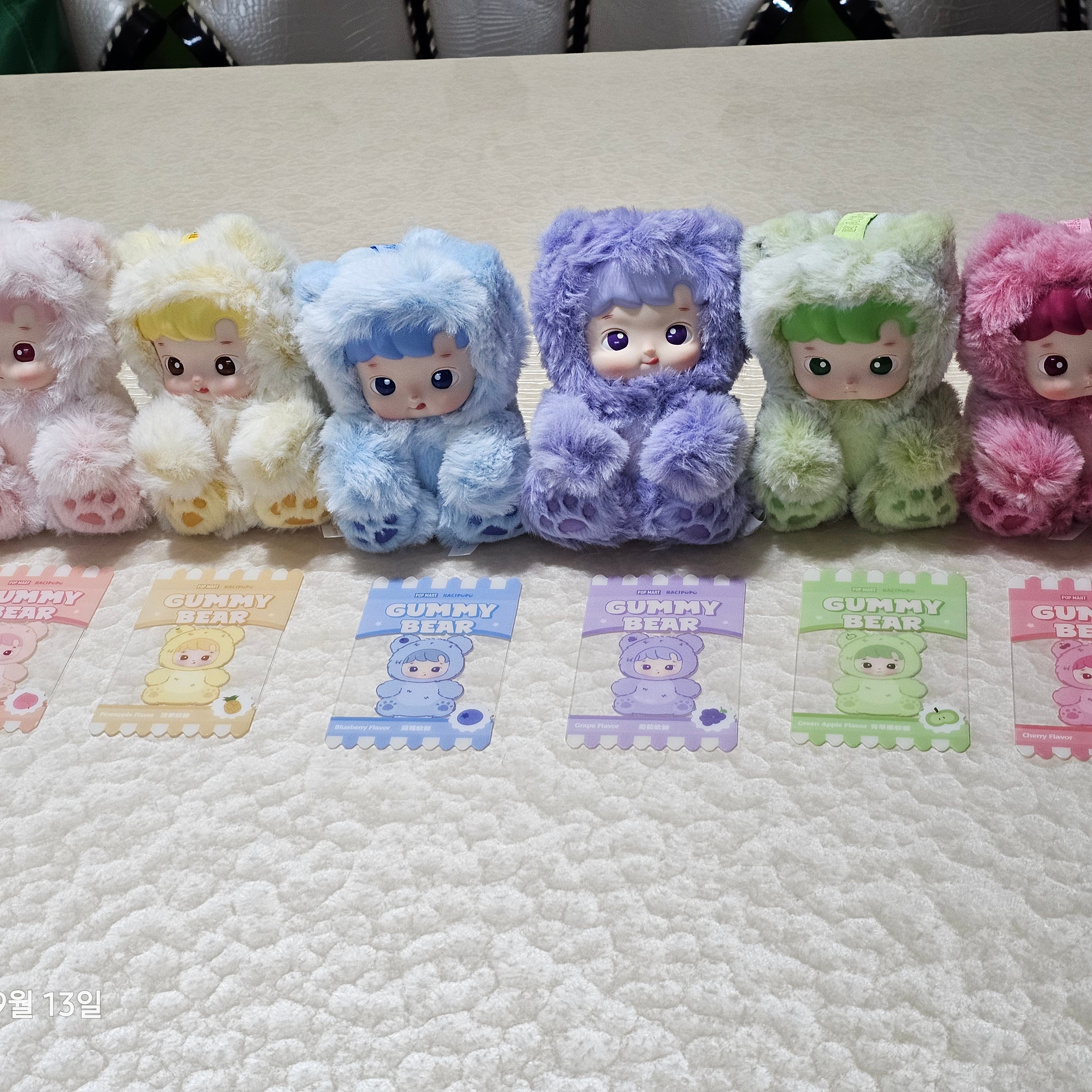 Pop Mart Hacipupu Gummy Bear Series Vinyl Plush Pendant (6 Blind Boxes) 착용 스타일