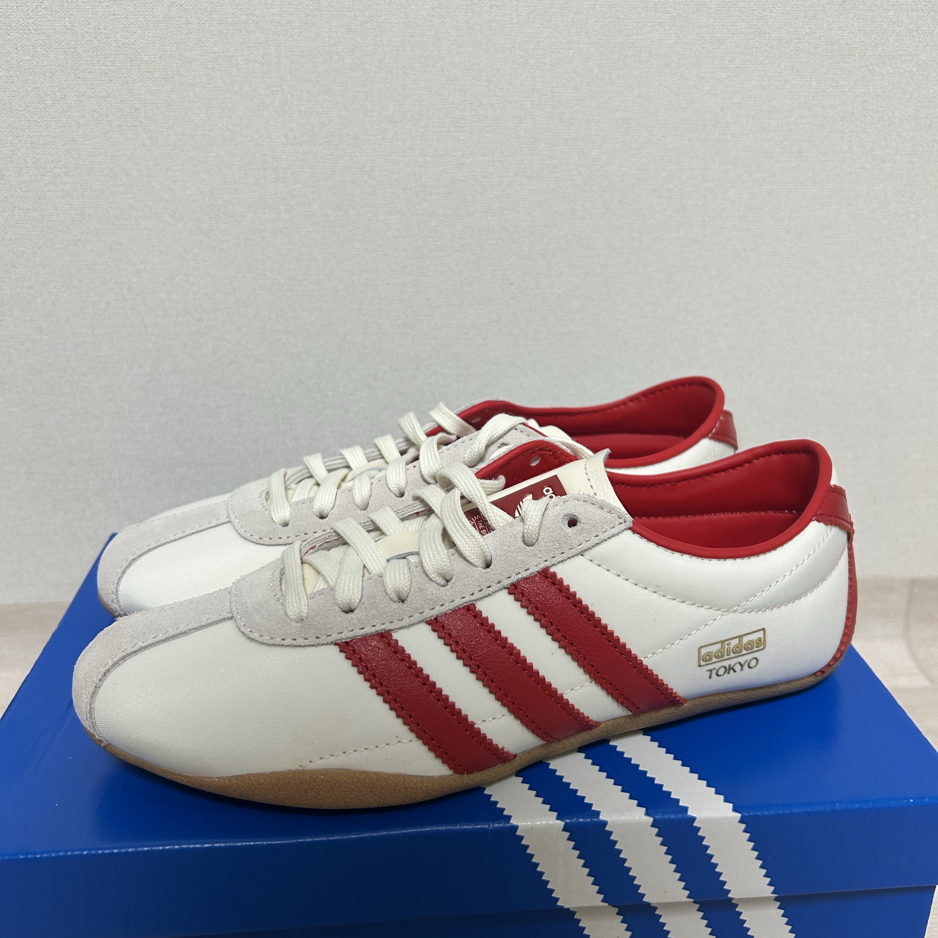 (W) Adidas Tokyo Off White Better Scarlet 착용 스타일 - 1