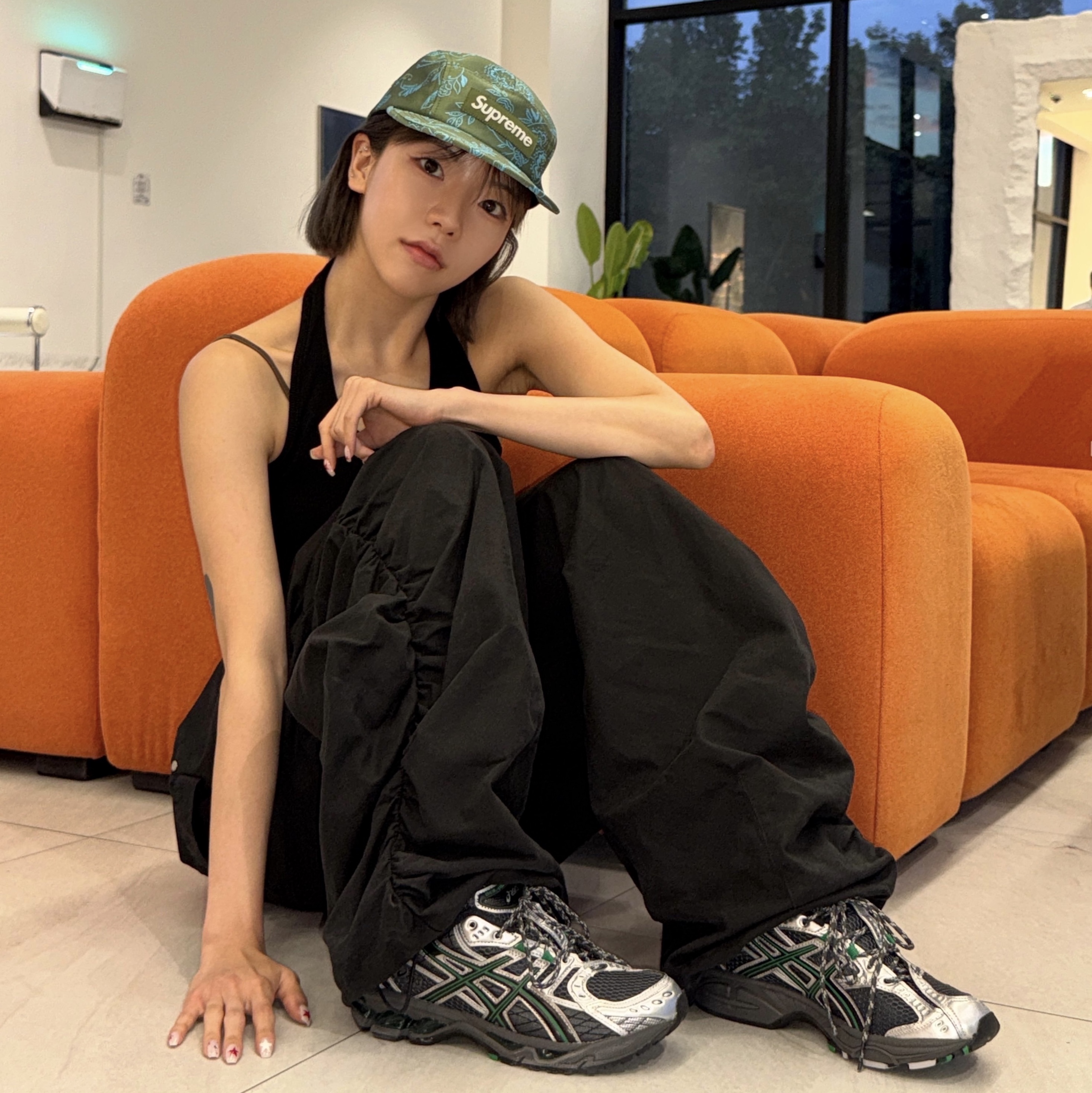 Asics Gel-Nimbus 10.1 Obsidian Grey Green Basil, Supreme Floral Jacquard Camp Cap Green - 25SS 착용 스타일 - 1