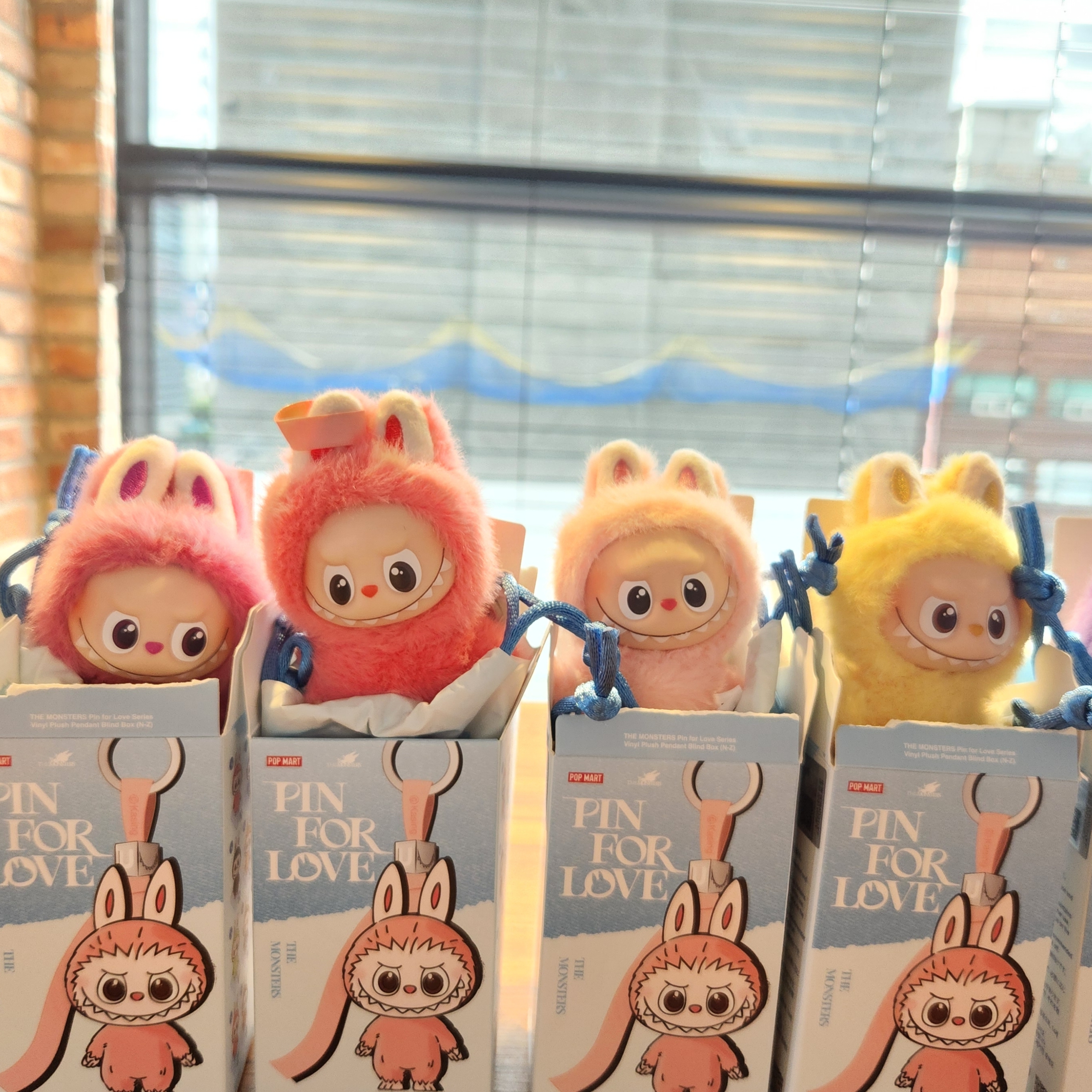 Pop Mart Labubu The Monsters Pin For Love Series Vinyl Plush Pendant Sealed Case (N-Z) (14 Blind Boxes) 착용 스타일 - 3