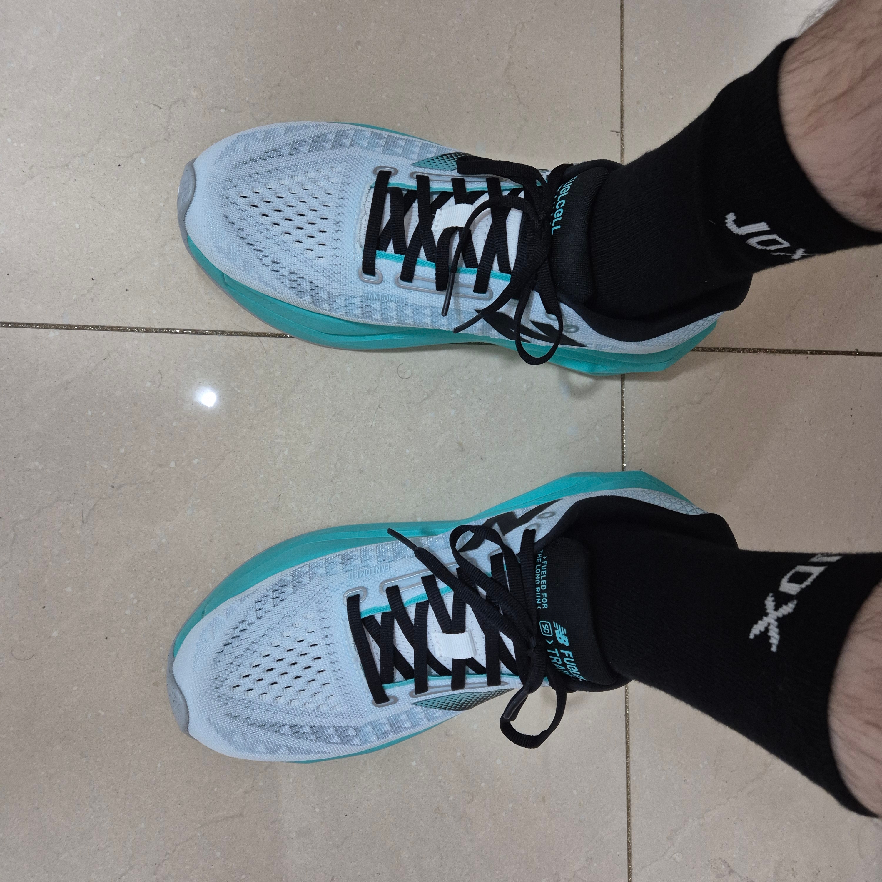 New Balance FuelCell Supercomp Trainer v3 White Cyber Jade - D Standard 착용 스타일