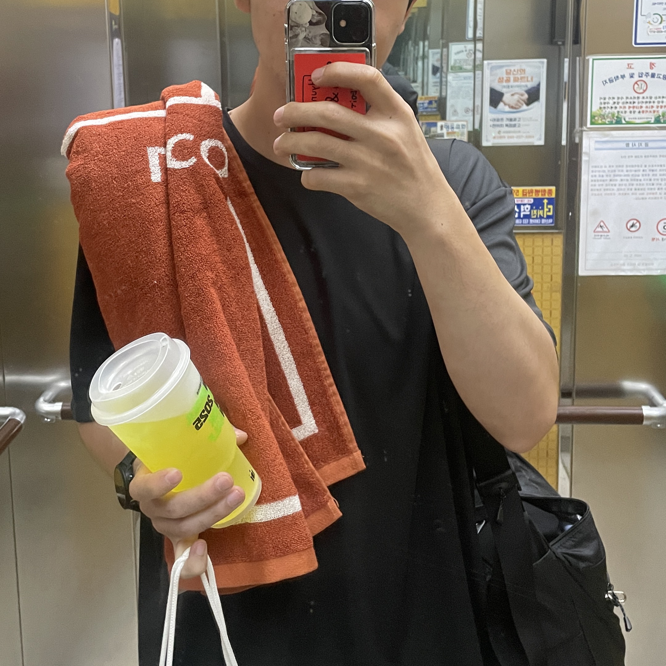 Starbucks x Lacoste Trent Towel Terracotta 착용 스타일