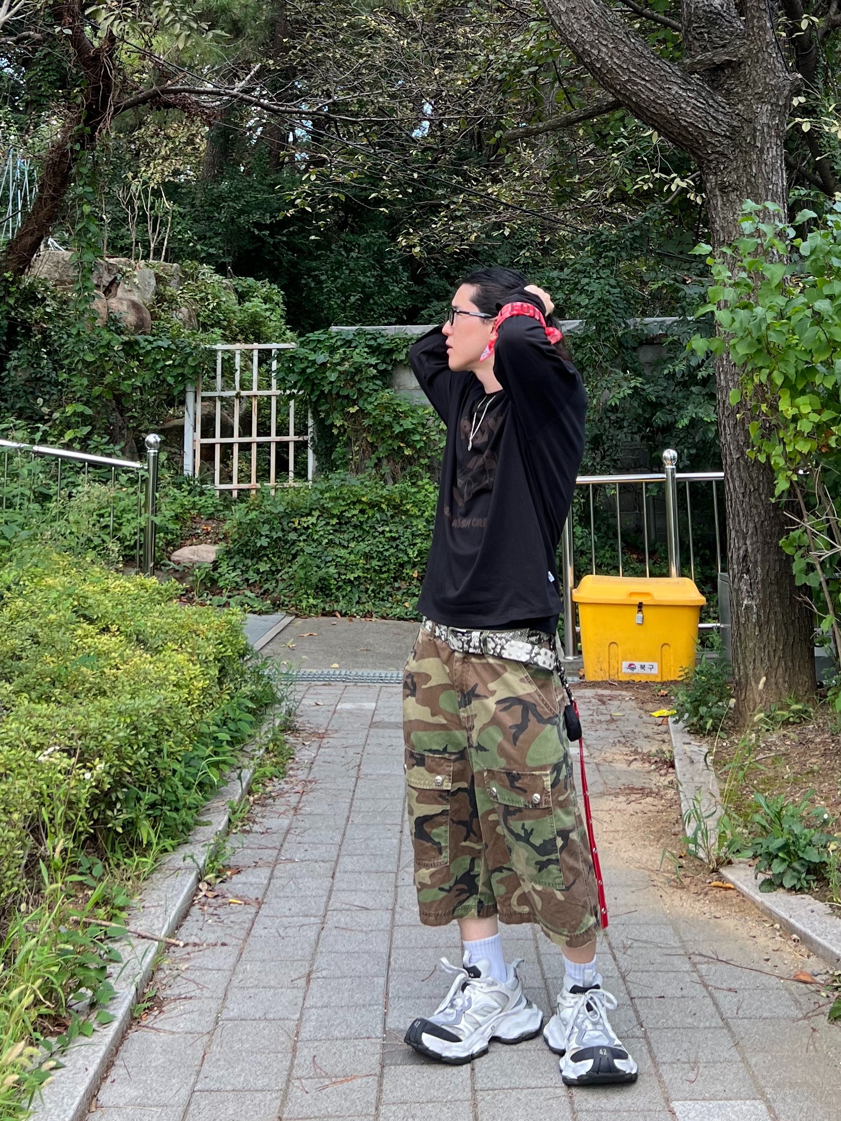 Balenciaga Cargo Sneakers White Grey 착용 스타일 - 3
