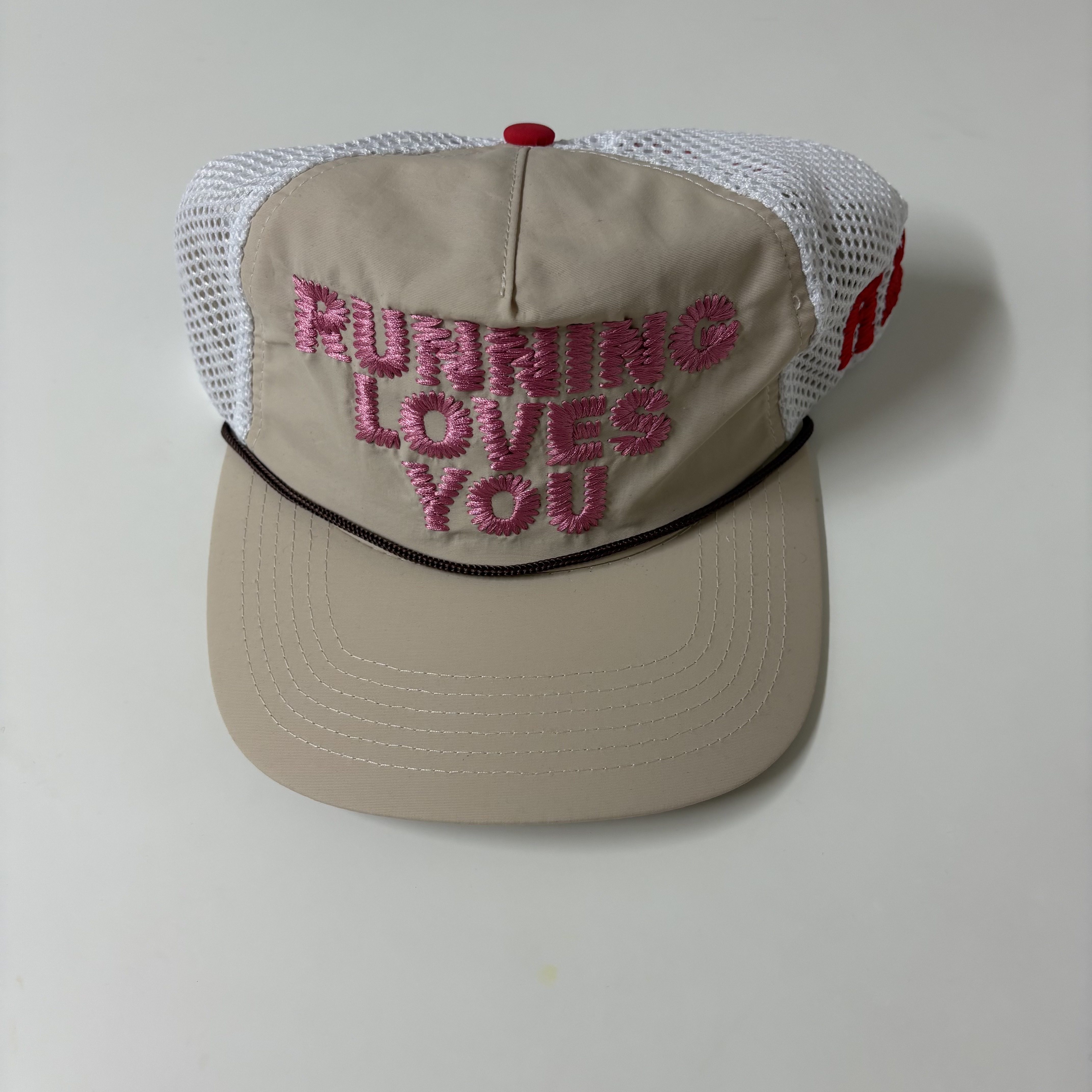 Alex Zono Running Loves You Trucker Hat OG Beige 착용 스타일