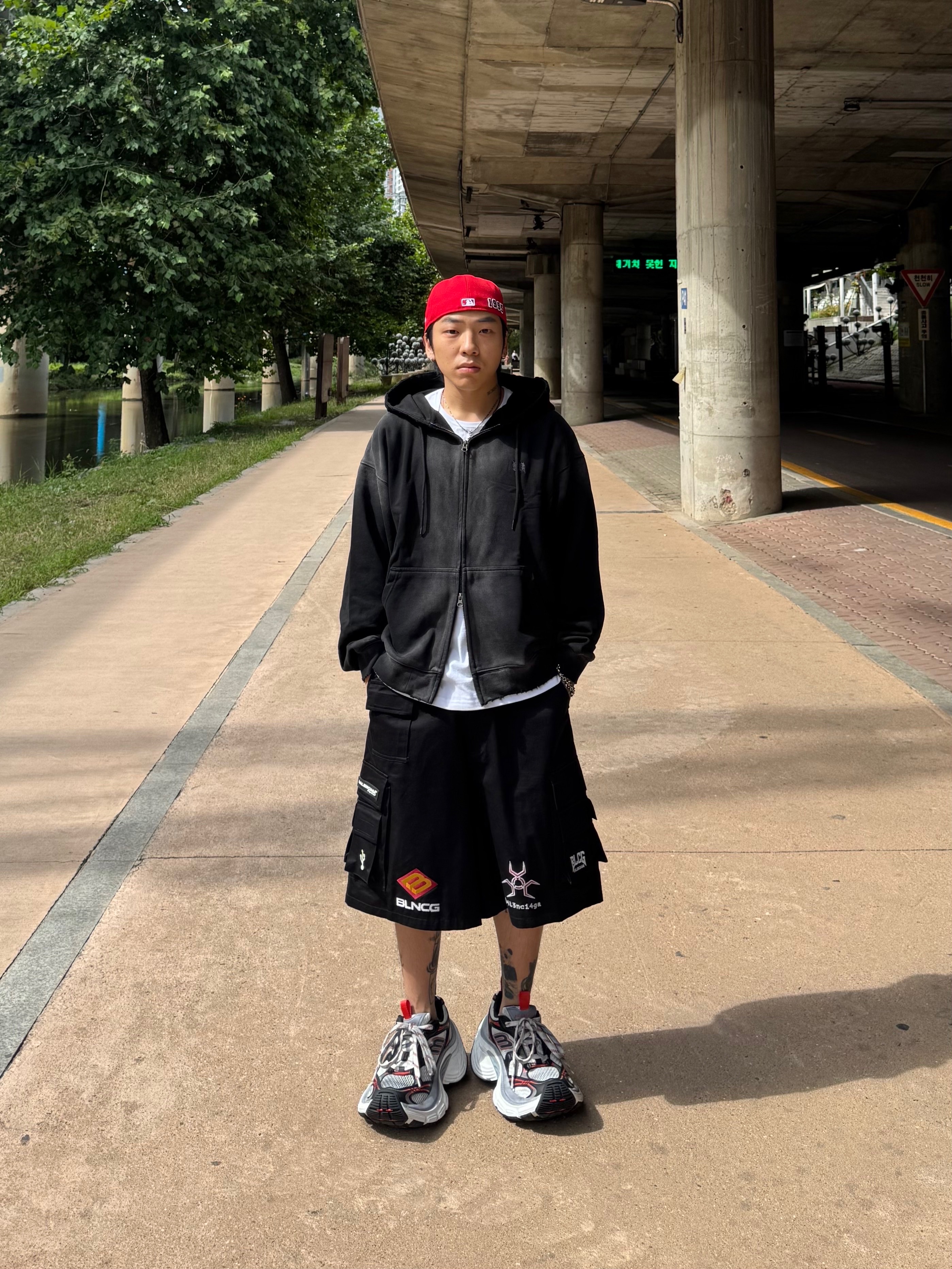 Balenciaga 10XL Sneakers Grey White Red 착용 스타일 - 1