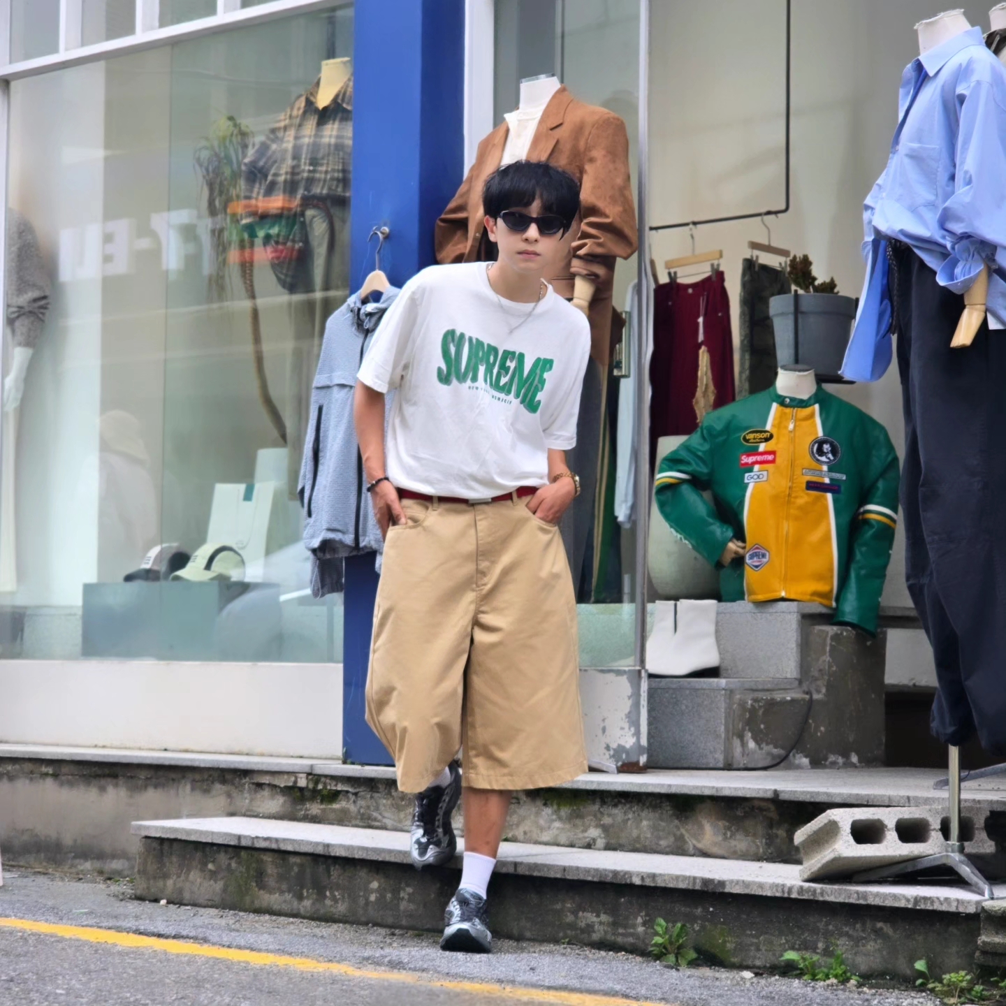 Supreme Flocked Washed S/S Top White - 25SS, True Religion Hustle Webbing Belt Red 착용 스타일 - 3