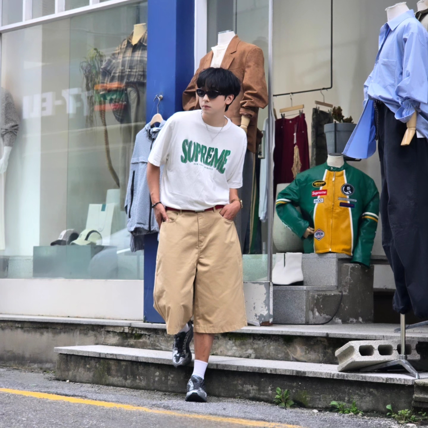 Supreme Flocked Washed S/S Top White - 25SS, True Religion Hustle Webbing Belt Red 착용 스타일 - 6