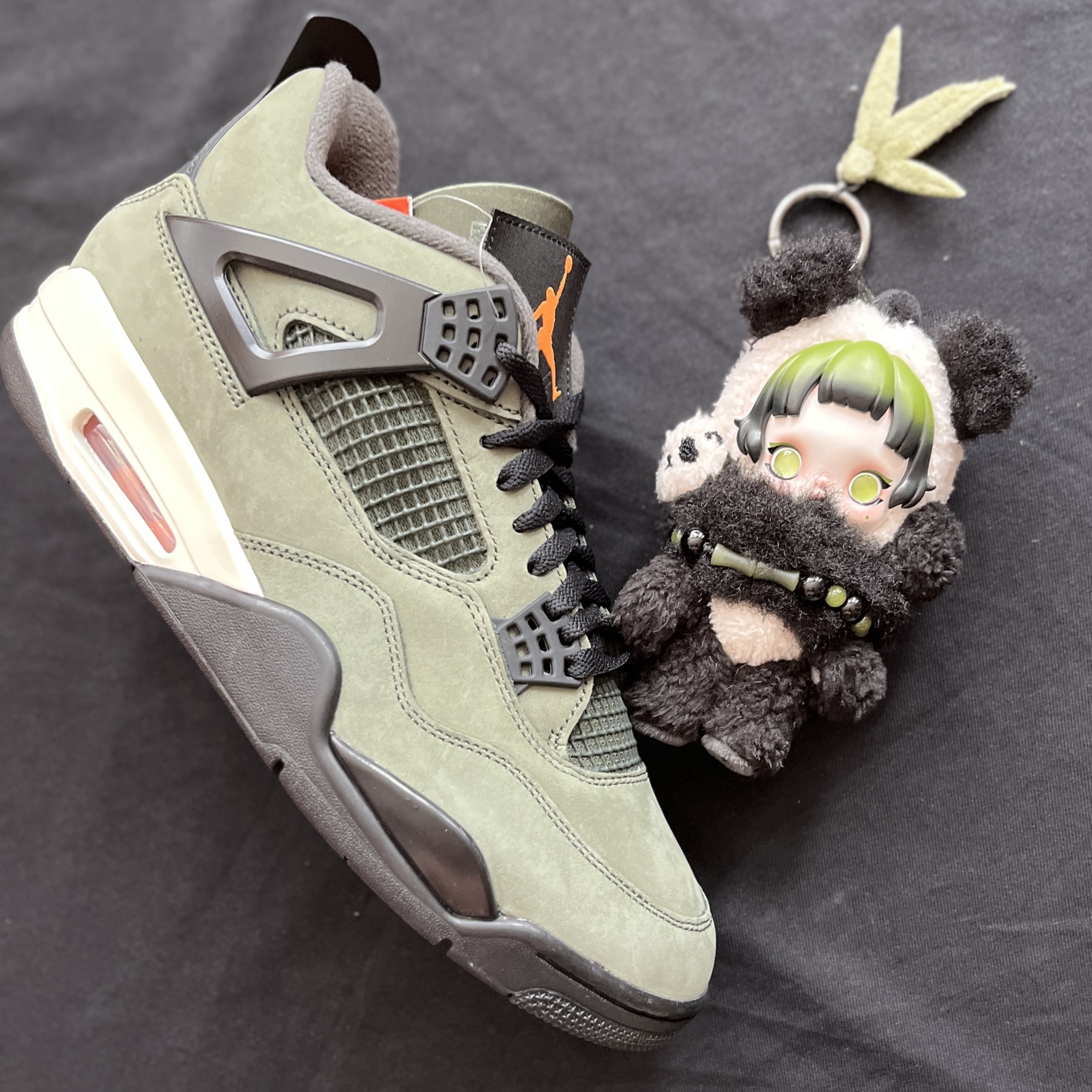 Jordan 4 x Undefeated Retro OG SP Deep Green and Clementine, Pop Mart Skullpanda Lazy Panda Plush Doll Pendant 착용 스타일 - 1