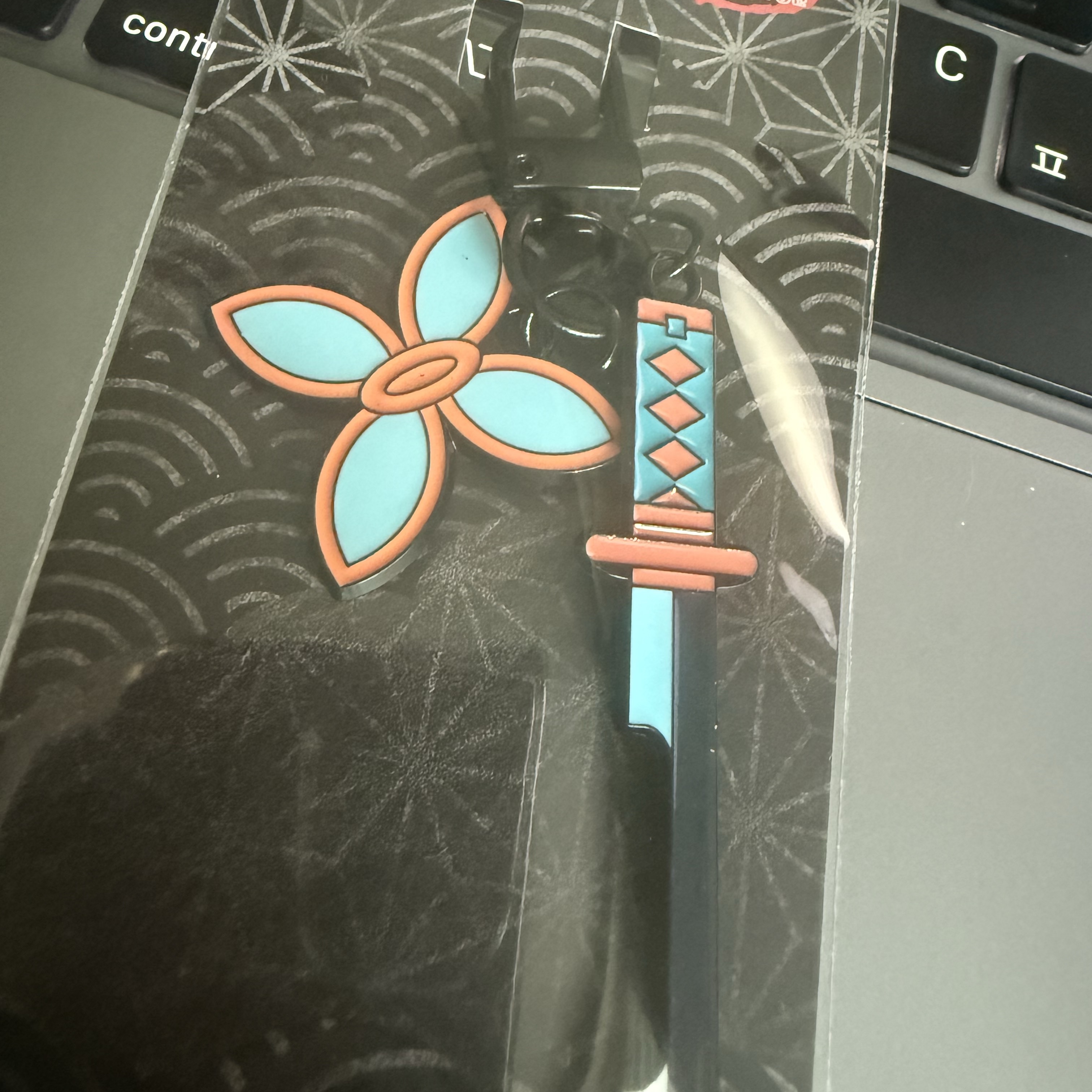 Demon Slayer Kimetsu No Yaiba Nichirin Sword Keyring Kocho Shinobu 착용 스타일