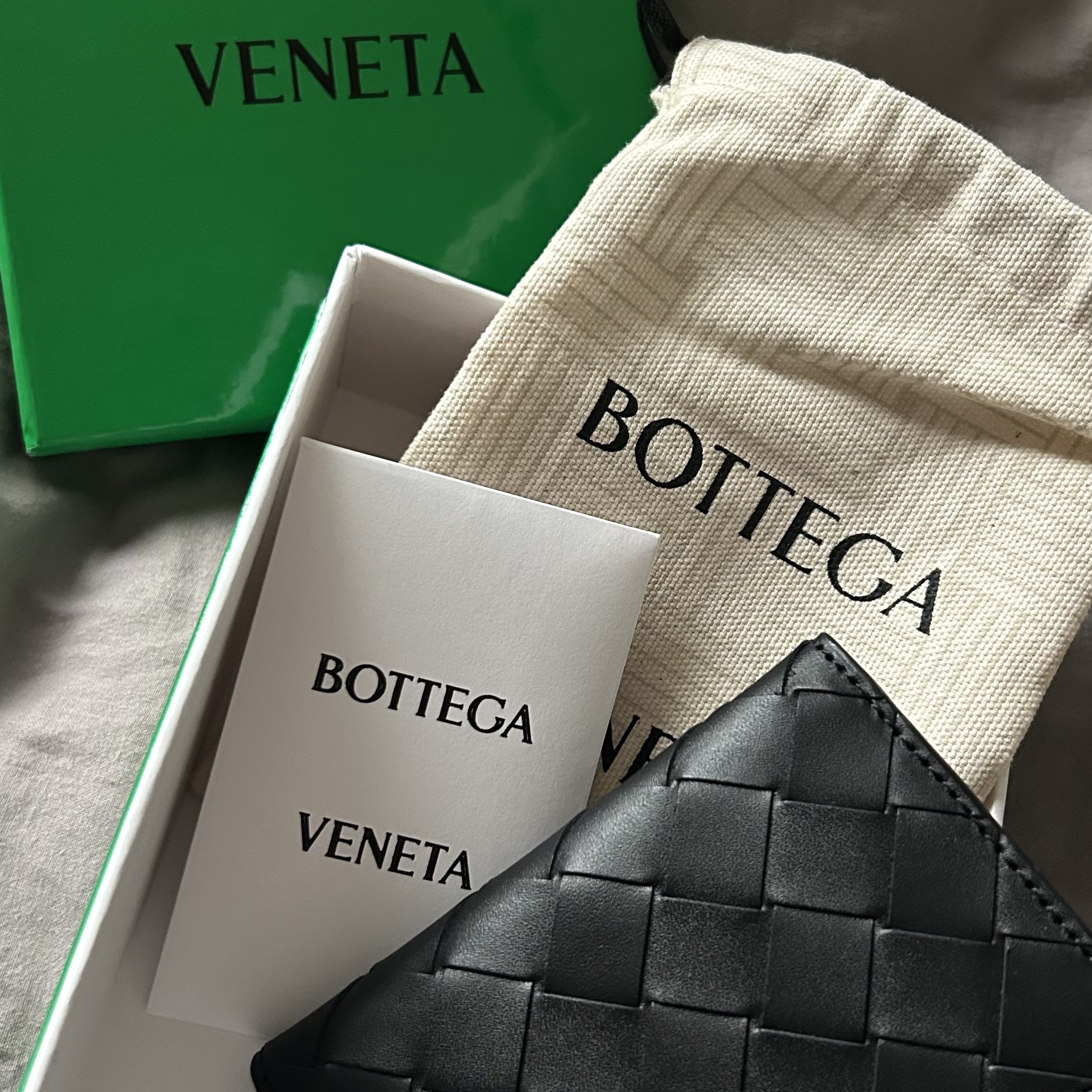 Bottega Veneta Flap Card Case Black 착용 스타일