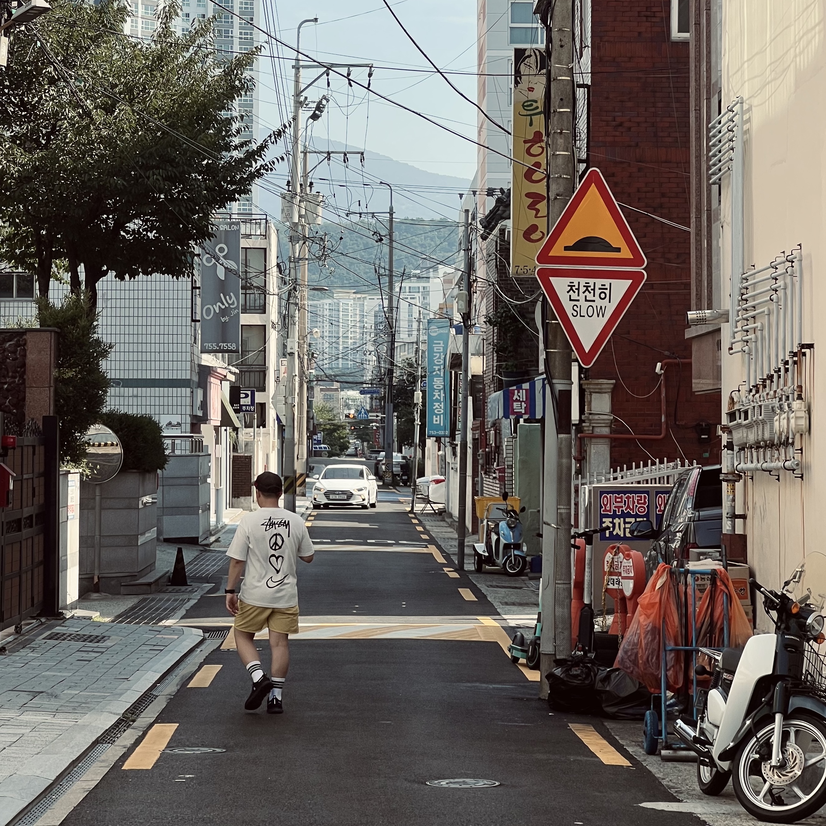 Nike x Stussy NRG RA T-Shirt Summit White (DM4942-121), On Running Cloud 6 WP Black 착용 스타일