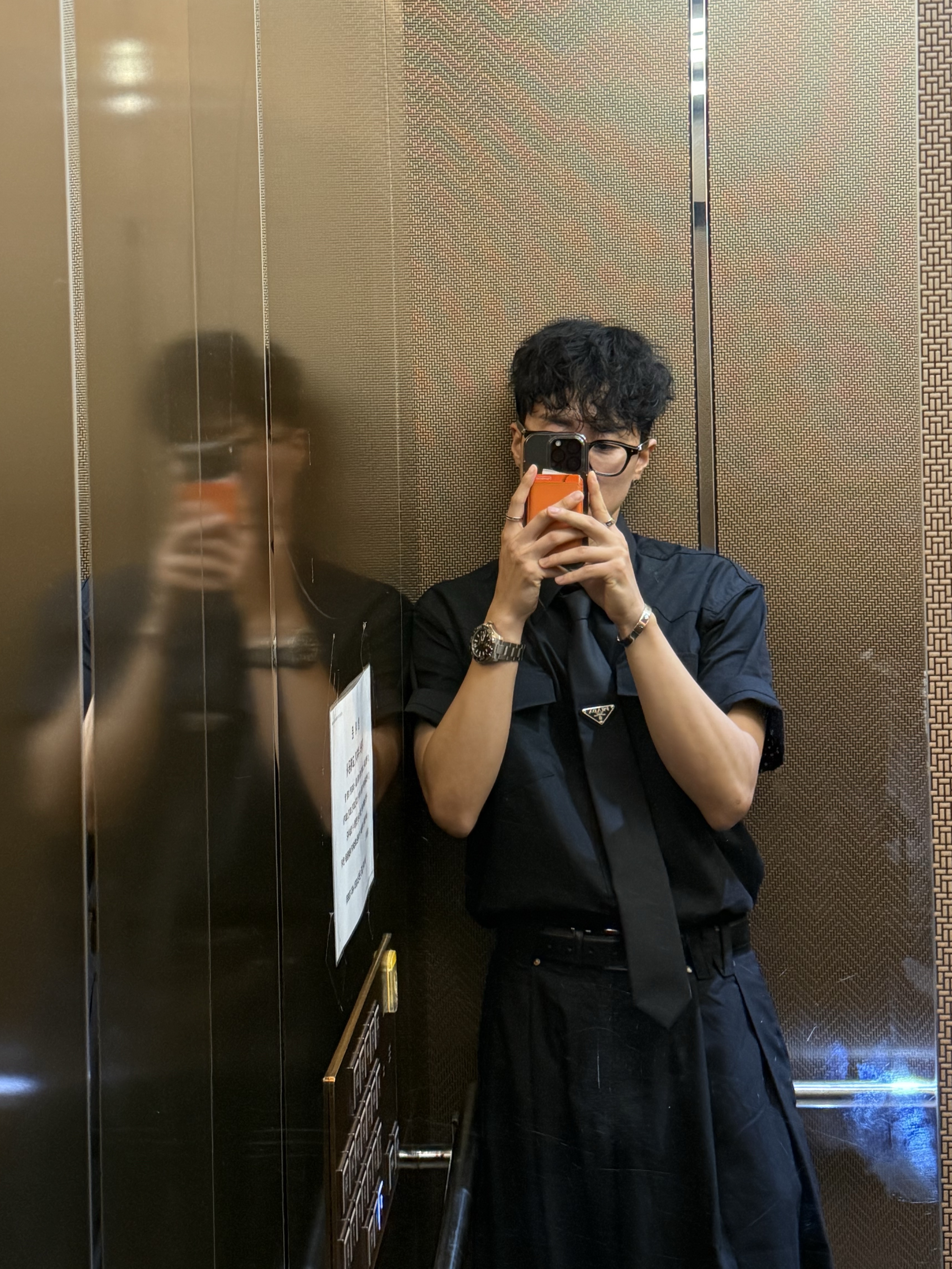 TAG Heuer Aquaracer Professional 300 Calibre 5 Automatic Steel Black, Prada Re-Nylon Gabardine Tie Black 착용 스타일