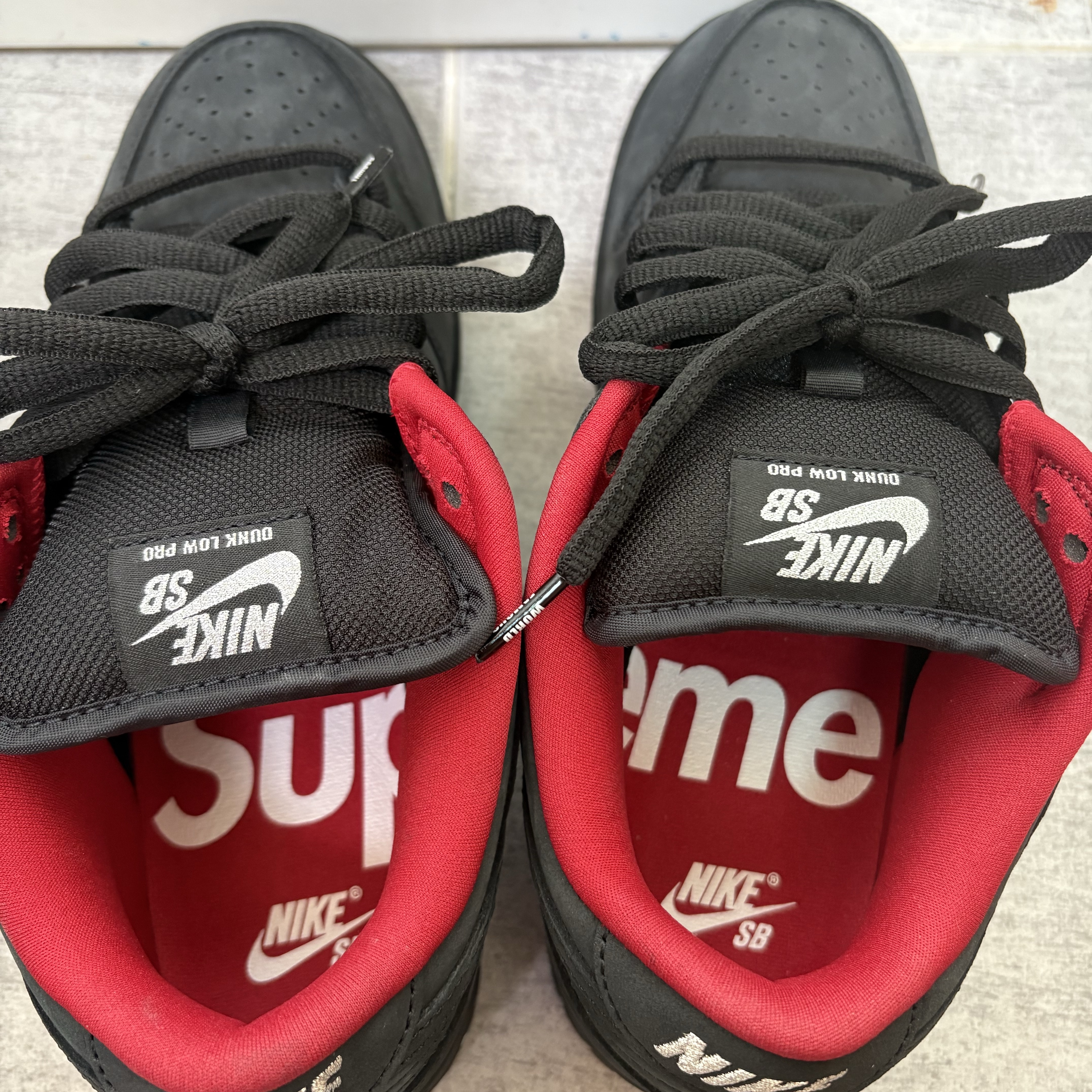 Nike x Supreme SB Dunk Low Black 착용 스타일 - 3