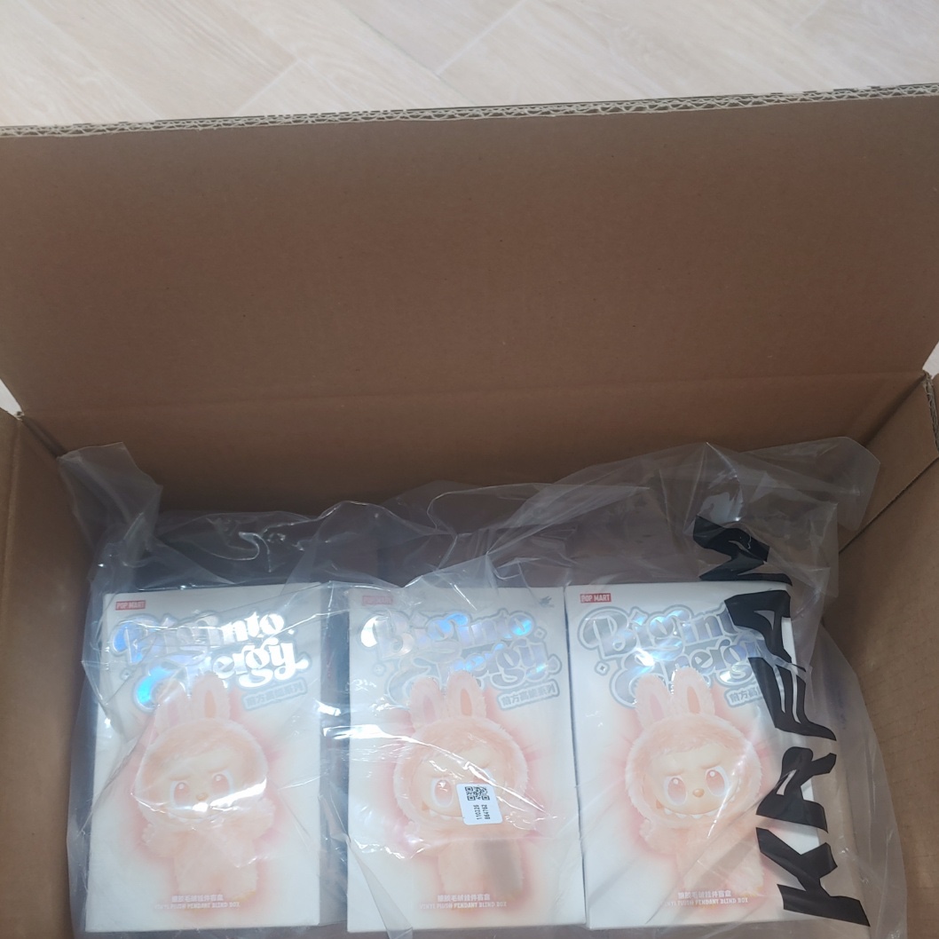 Pop Mart Labubu The Monsters Highlight Series Sealed Case (Bundle of 3/1 Blind Box) 착용 스타일