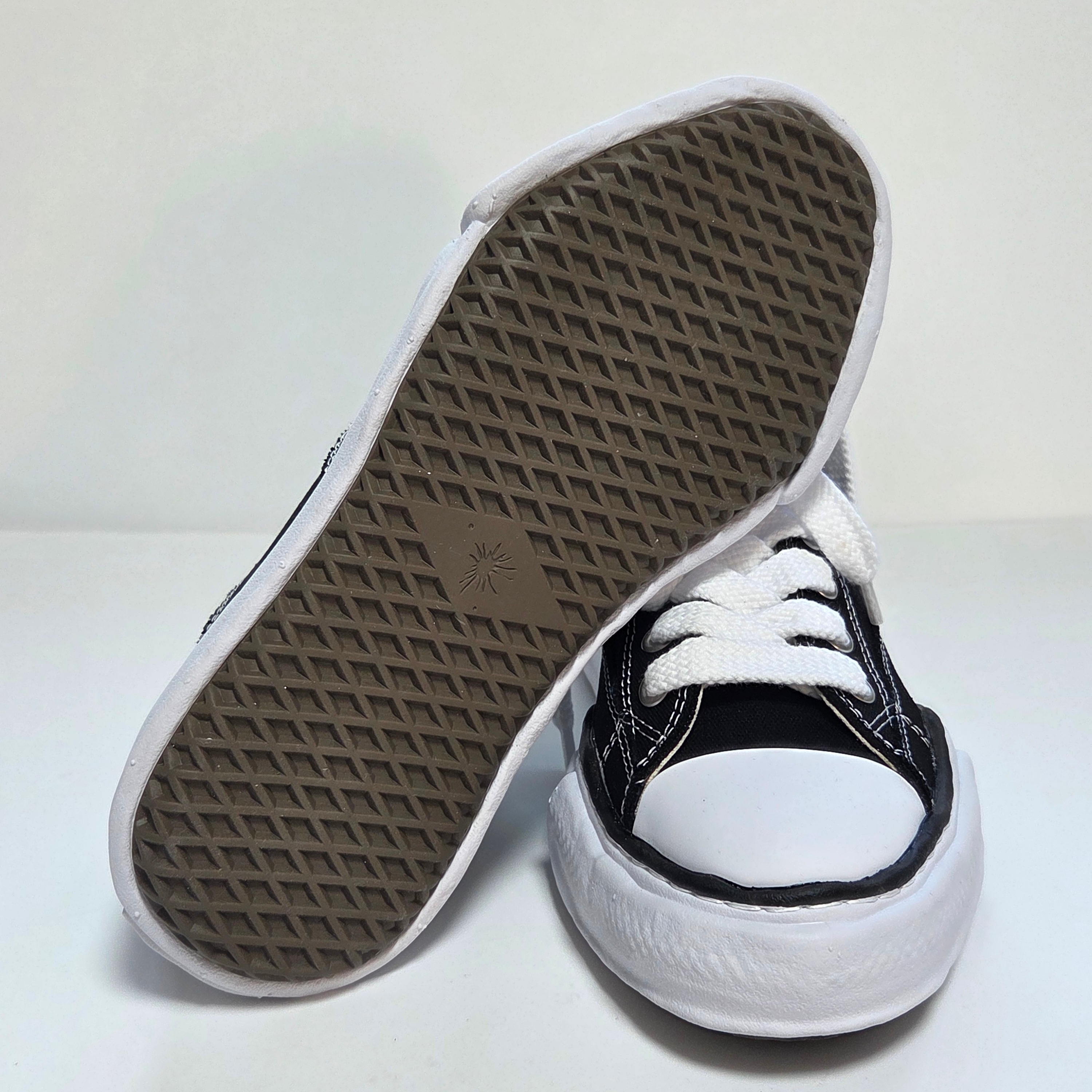 Maison Mihara Yasuhiro Peterson OG Sole Canvas Low Sneakers Black 착용 스타일 - 3