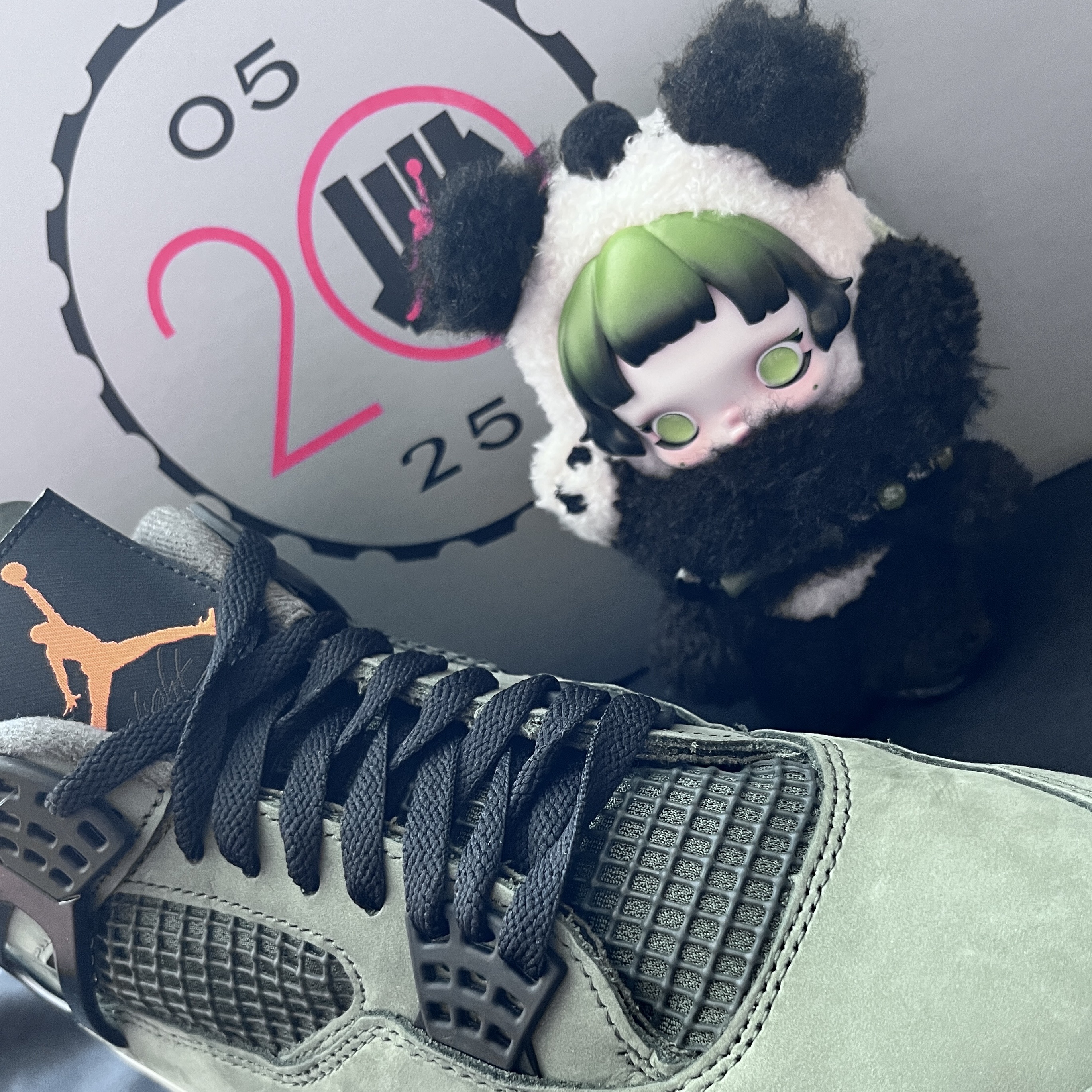 Jordan 4 x Undefeated Retro OG SP Deep Green and Clementine, Pop Mart Skullpanda Lazy Panda Plush Doll Pendant 착용 스타일 - 2