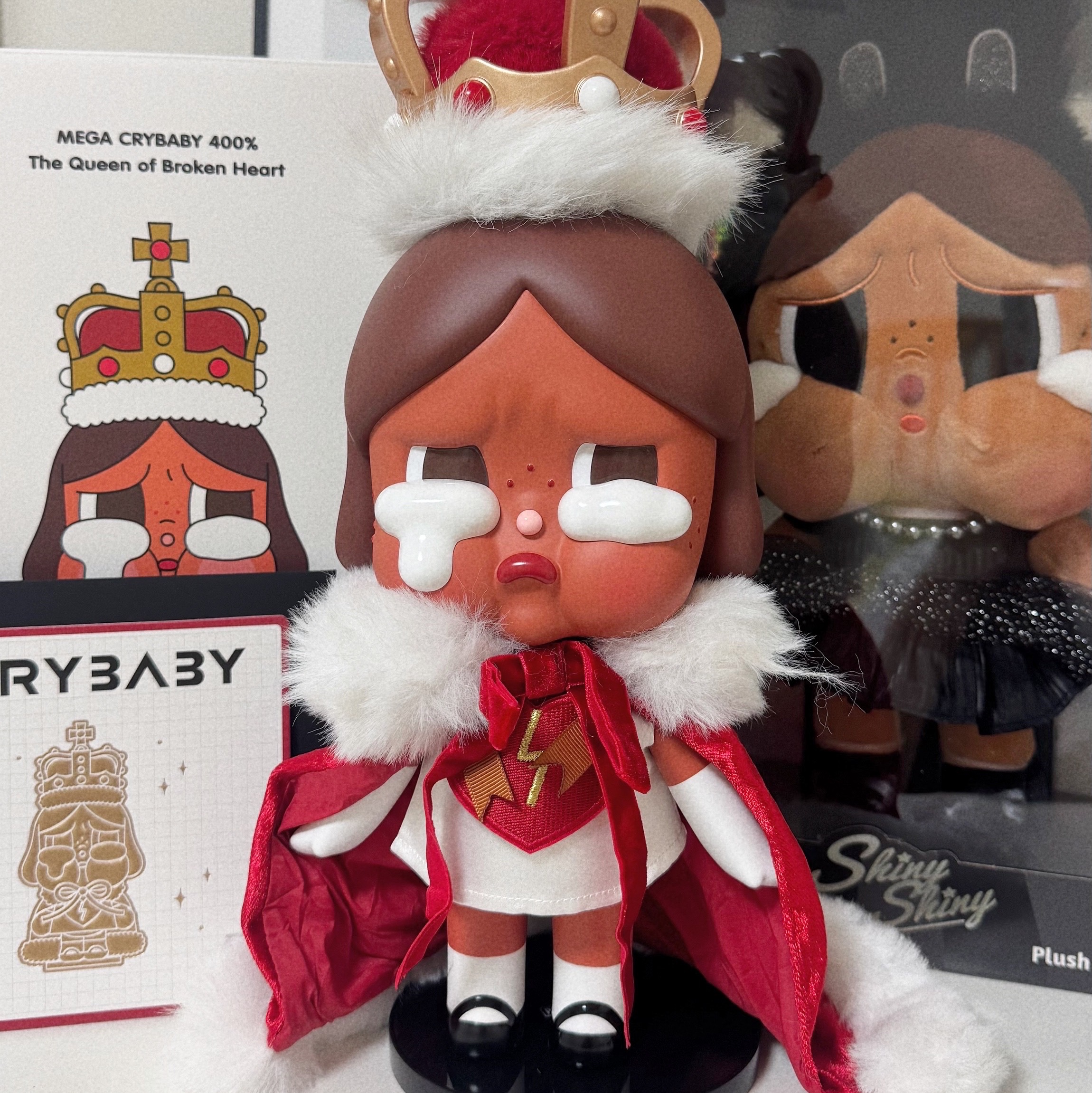 Pop Mart Mega Crybaby The Queen of Broken Heart 400%, Pop Mart Crybaby Shiny Shiny Series Plush Doll Black 착용 스타일
