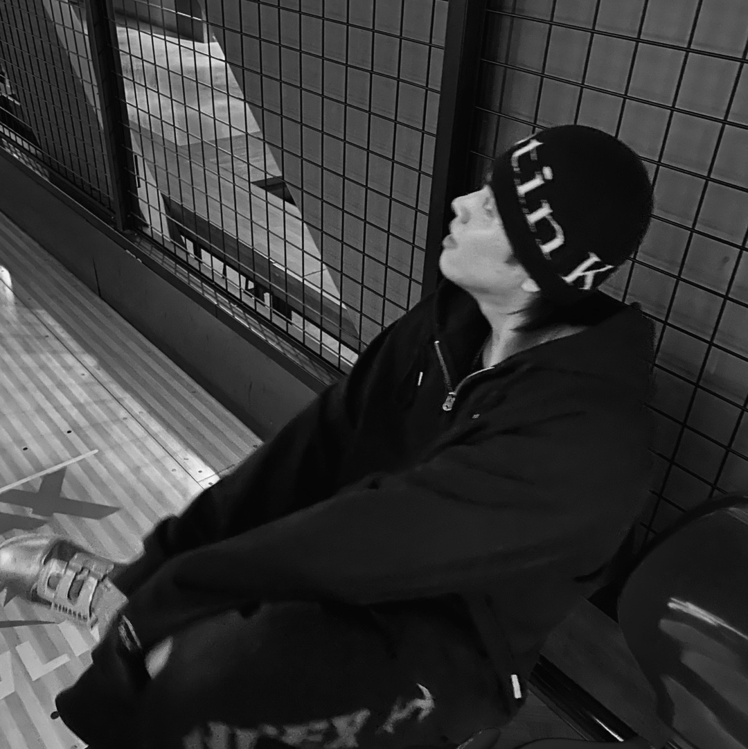 Matin Kim Logo Jacquard Short Beanie Black 착용 스타일