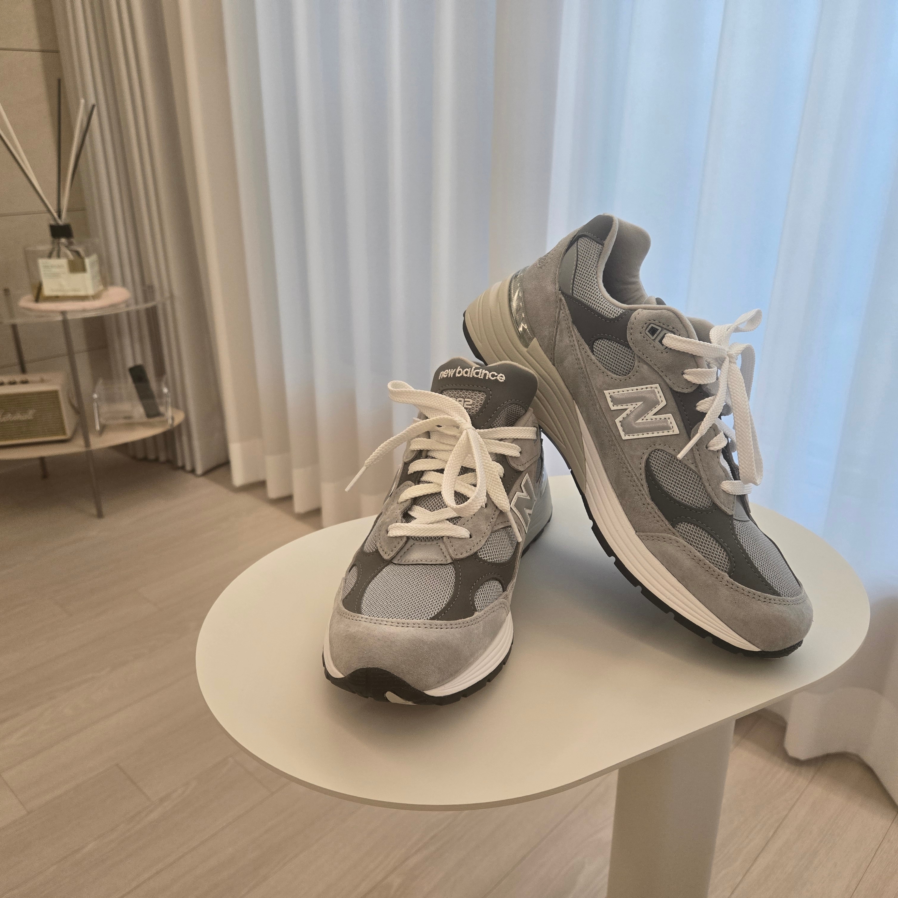 New Balance 992 Made in USA Core Grey Silver Metallic 착용 스타일 - 3