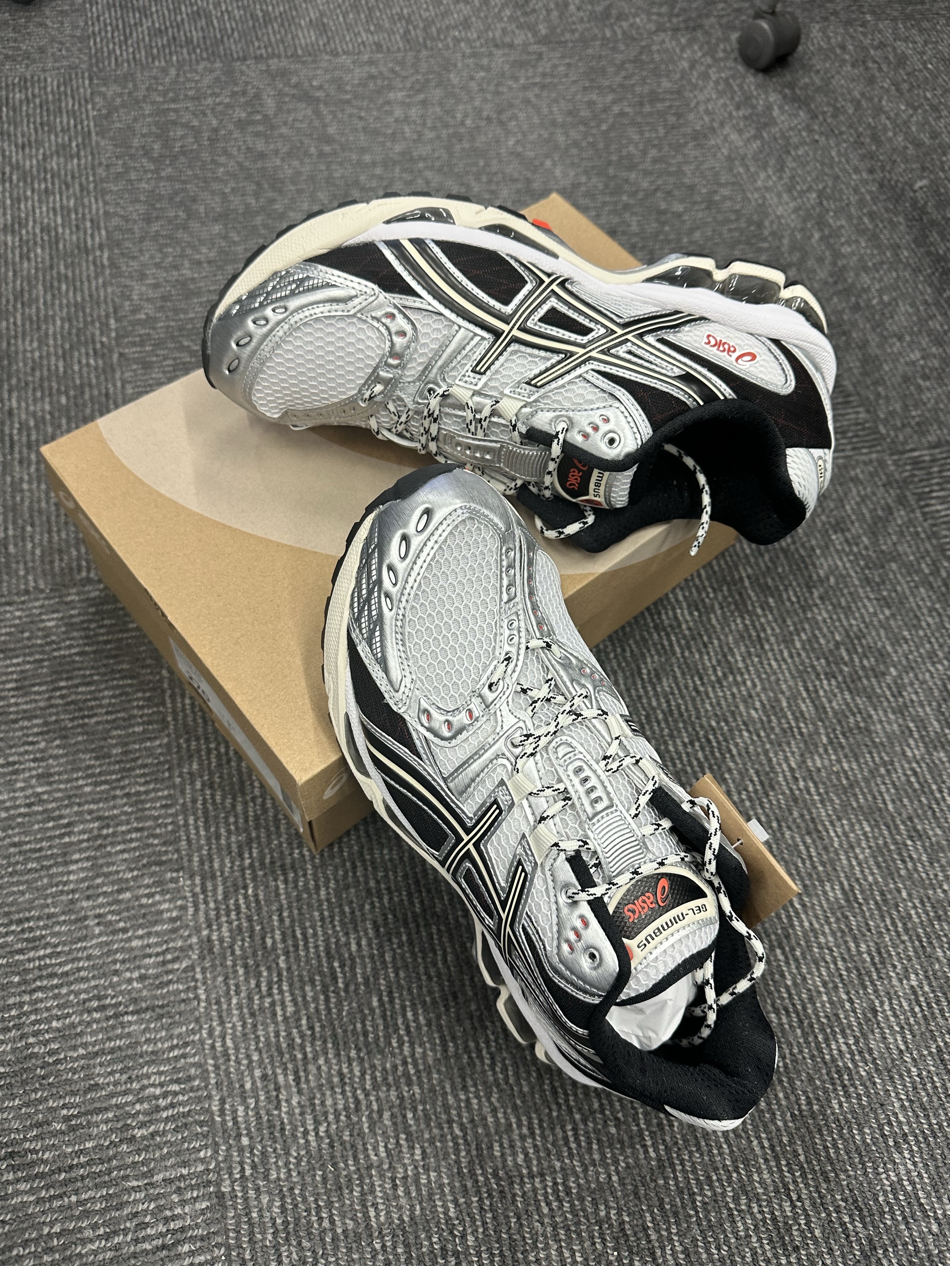 Asics Gel-Nimbus 10.1 White Black 착용 스타일 - 5