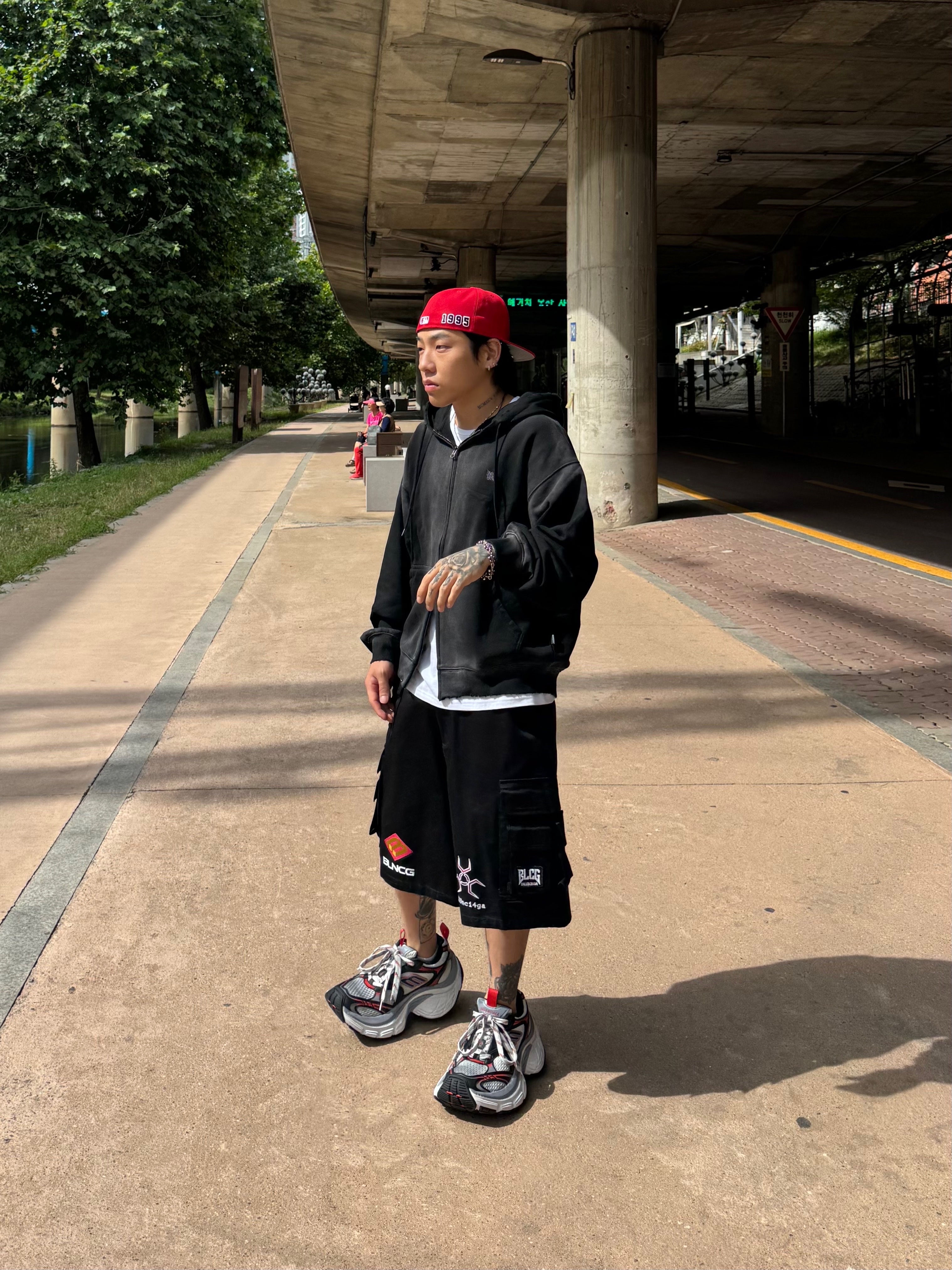 Balenciaga 10XL Sneakers Grey White Red 착용 스타일 - 2