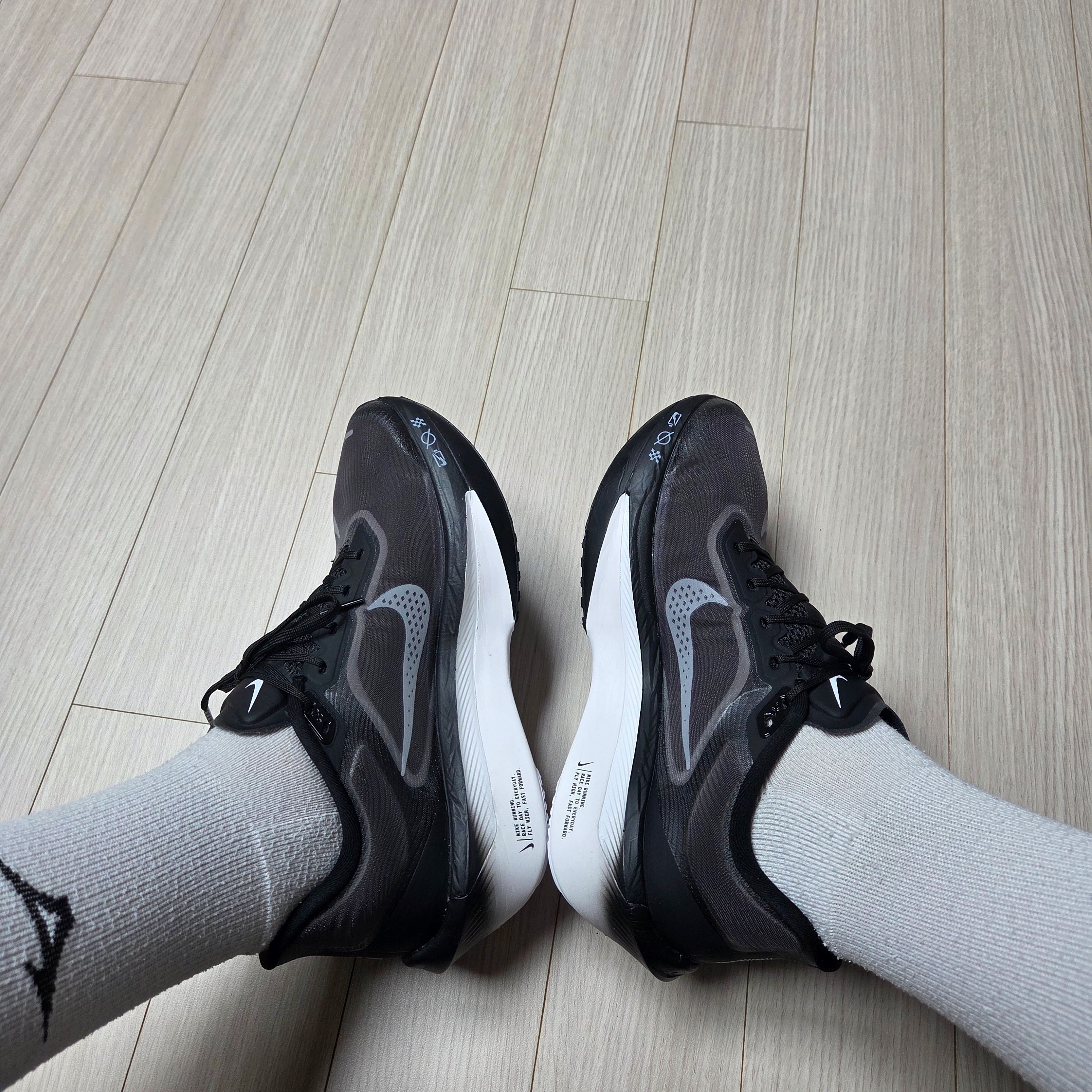 Nike Zoom Fly 6 Black Light Smoke Grey 착용 스타일
