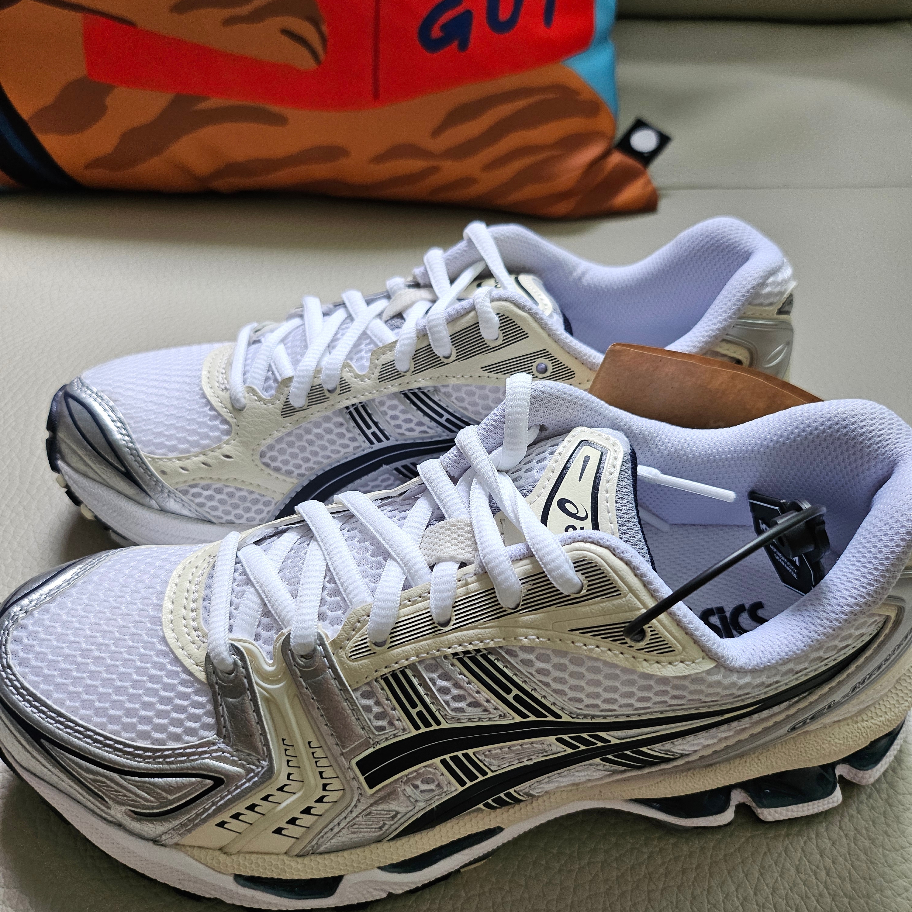 (W) Asics Gel-Kayano 14 White Midnight 착용 스타일 - 2