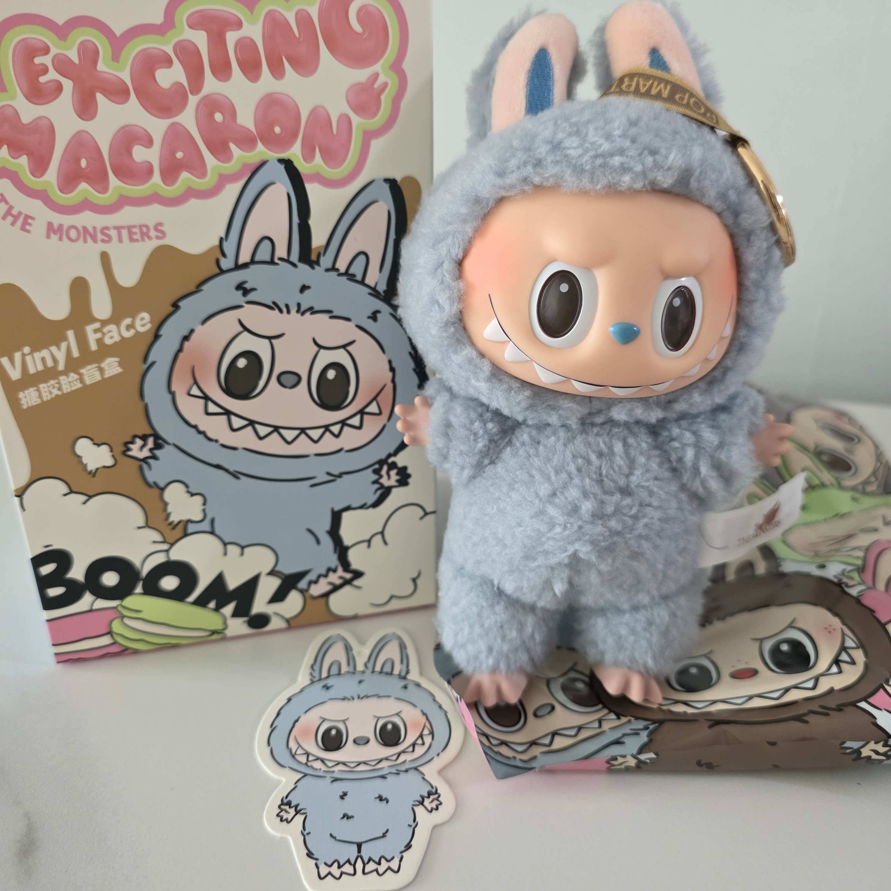 Pop Mart The Monsters Labubu Tasty Macarons Series Sealed Case (1 Blind Box) 착용 스타일