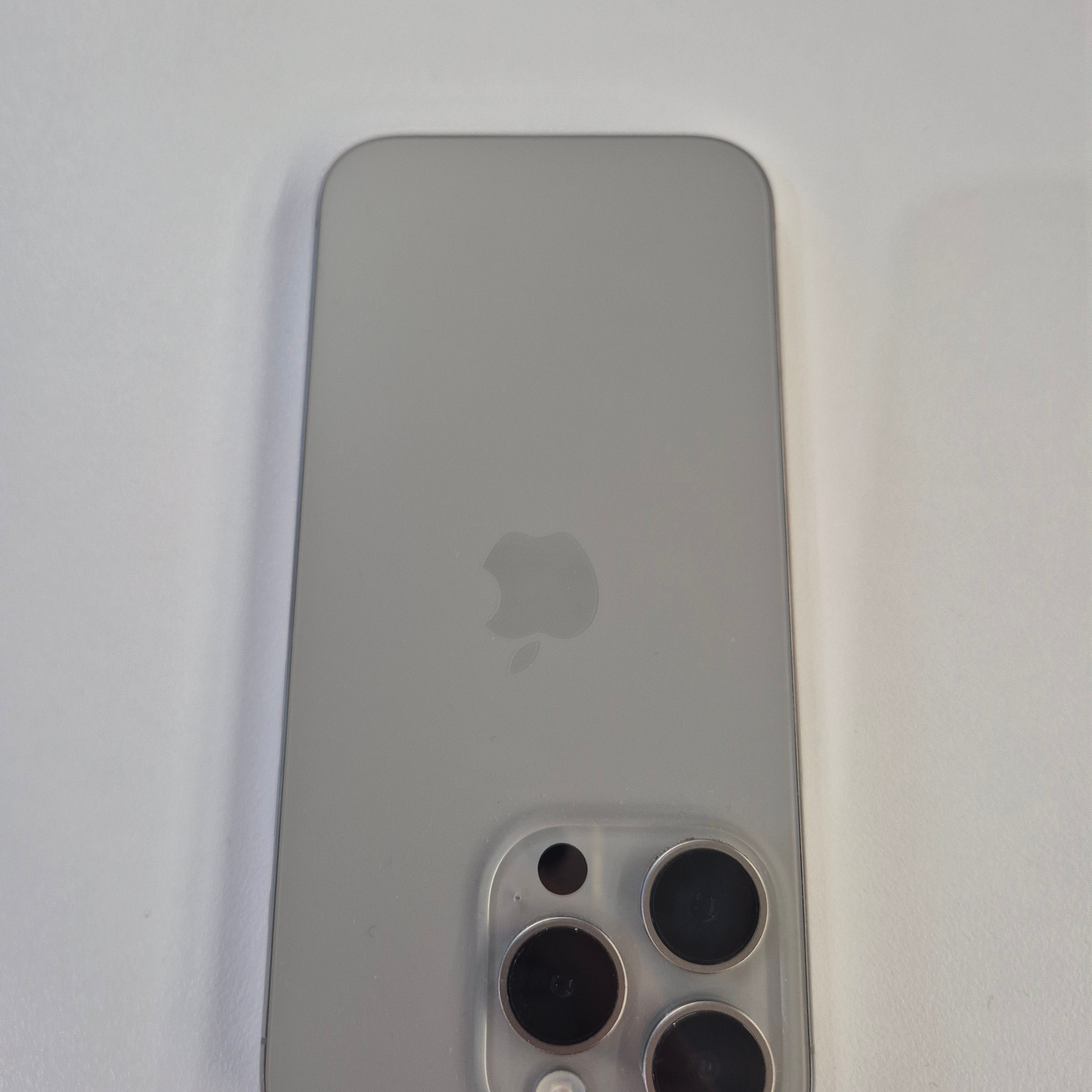 Apple iPhone 16 Pro 256GB White Titanium (Korean Ver.) 착용 스타일