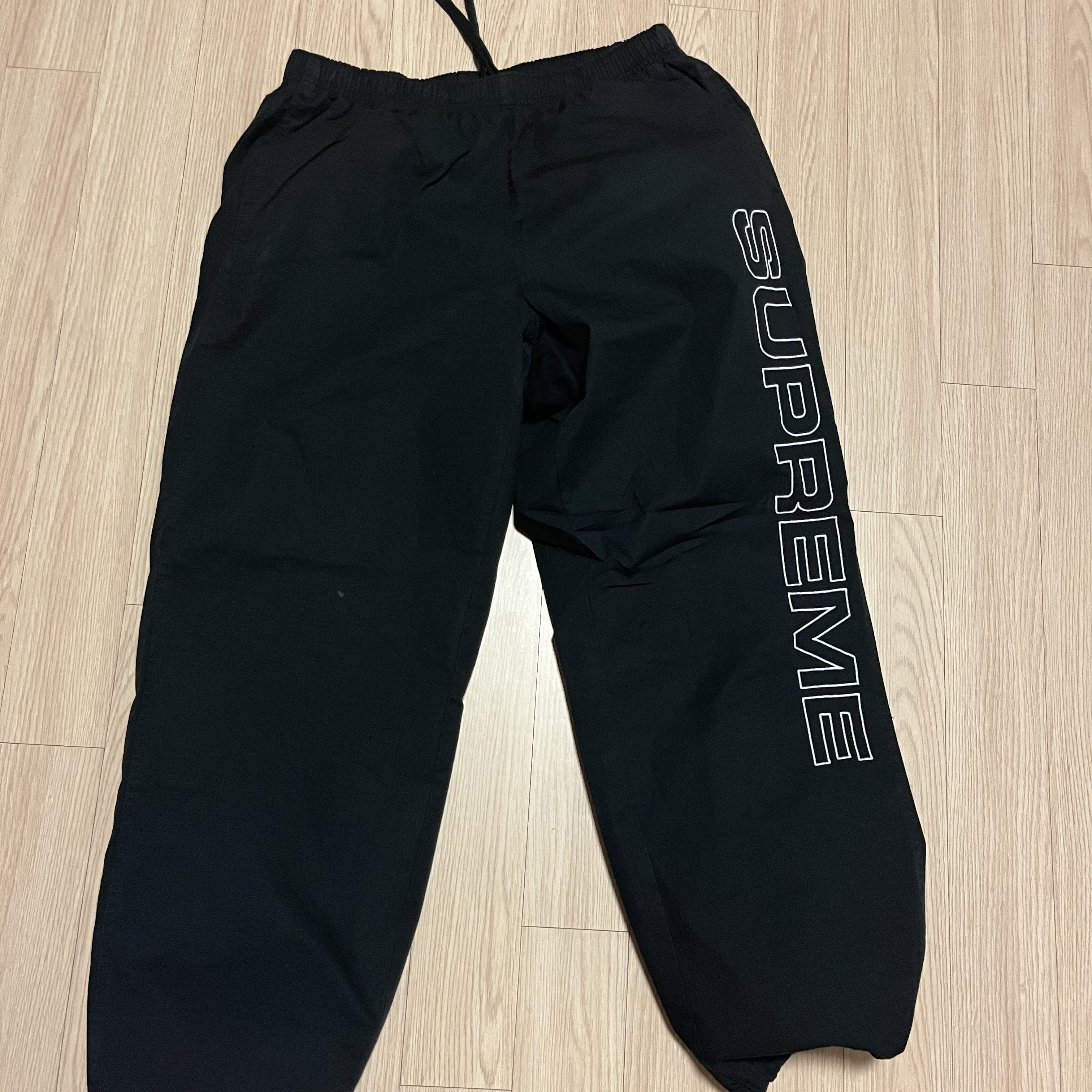 Supreme Spellout Embroidered Ripstop Track Pants Black - 25FW 착용 스타일