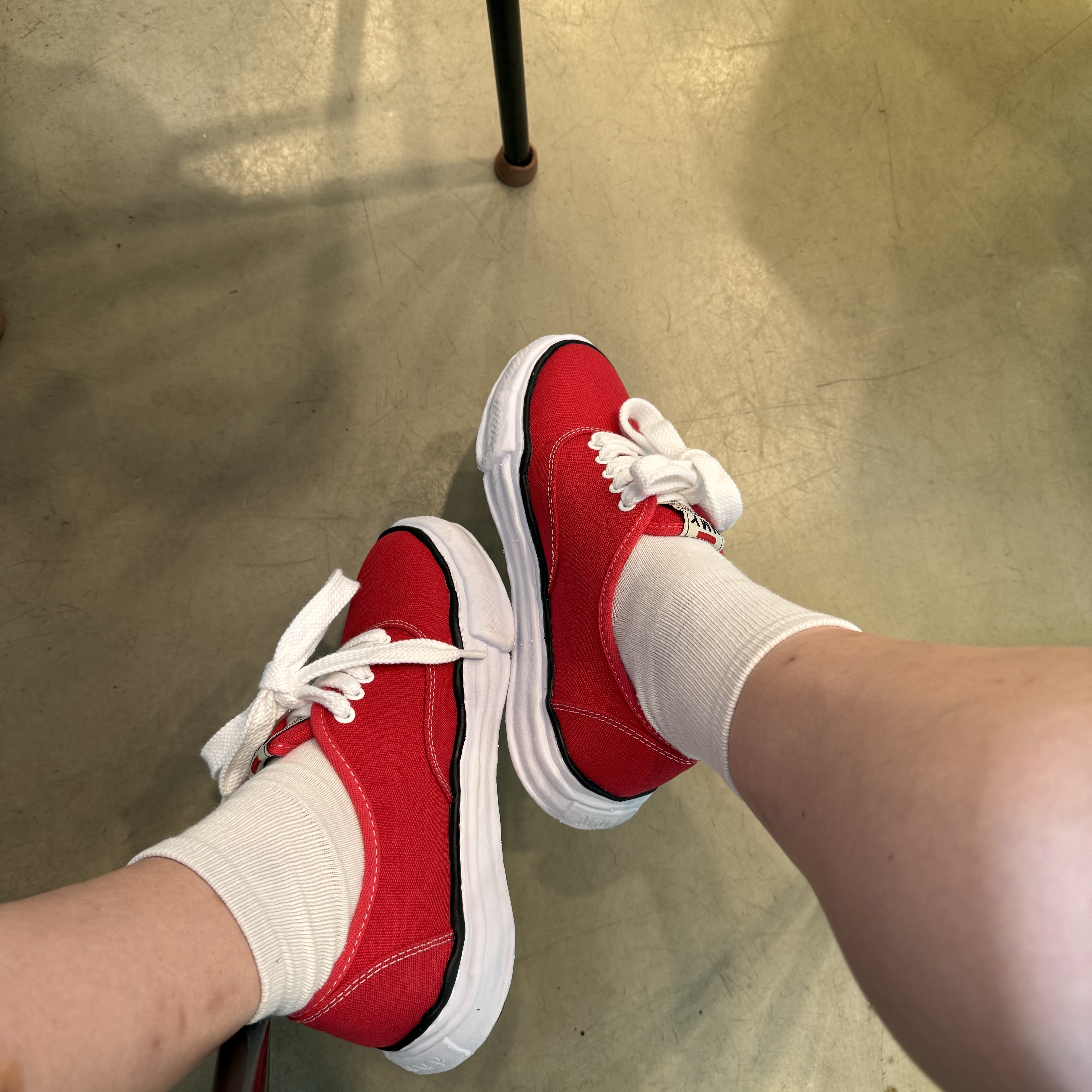 Maison Mihara Yasuhiro Baker OG Sole Canvas Low Cut Sneakers Red 착용 스타일