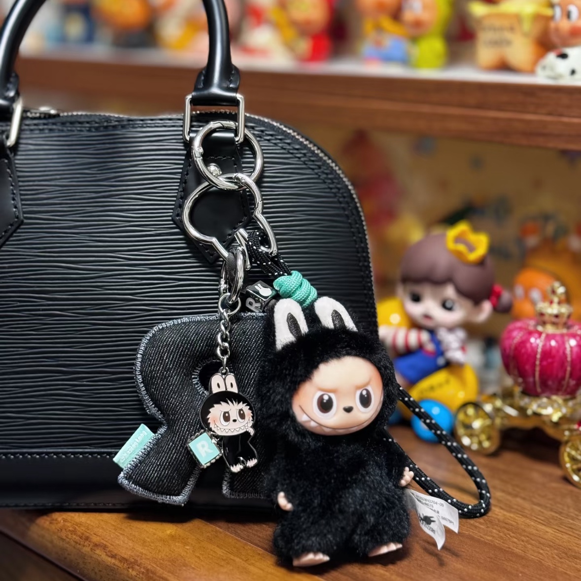 Pop Mart Labubu The Monsters Pin For Love Series Vinyl Plush Pendant (N-Z) R (Opened Case), Pop Mart Labubu The Monsters Pin For Love Series - Letter Pendant (N-Z) R (Opened Case) 착용 스타일