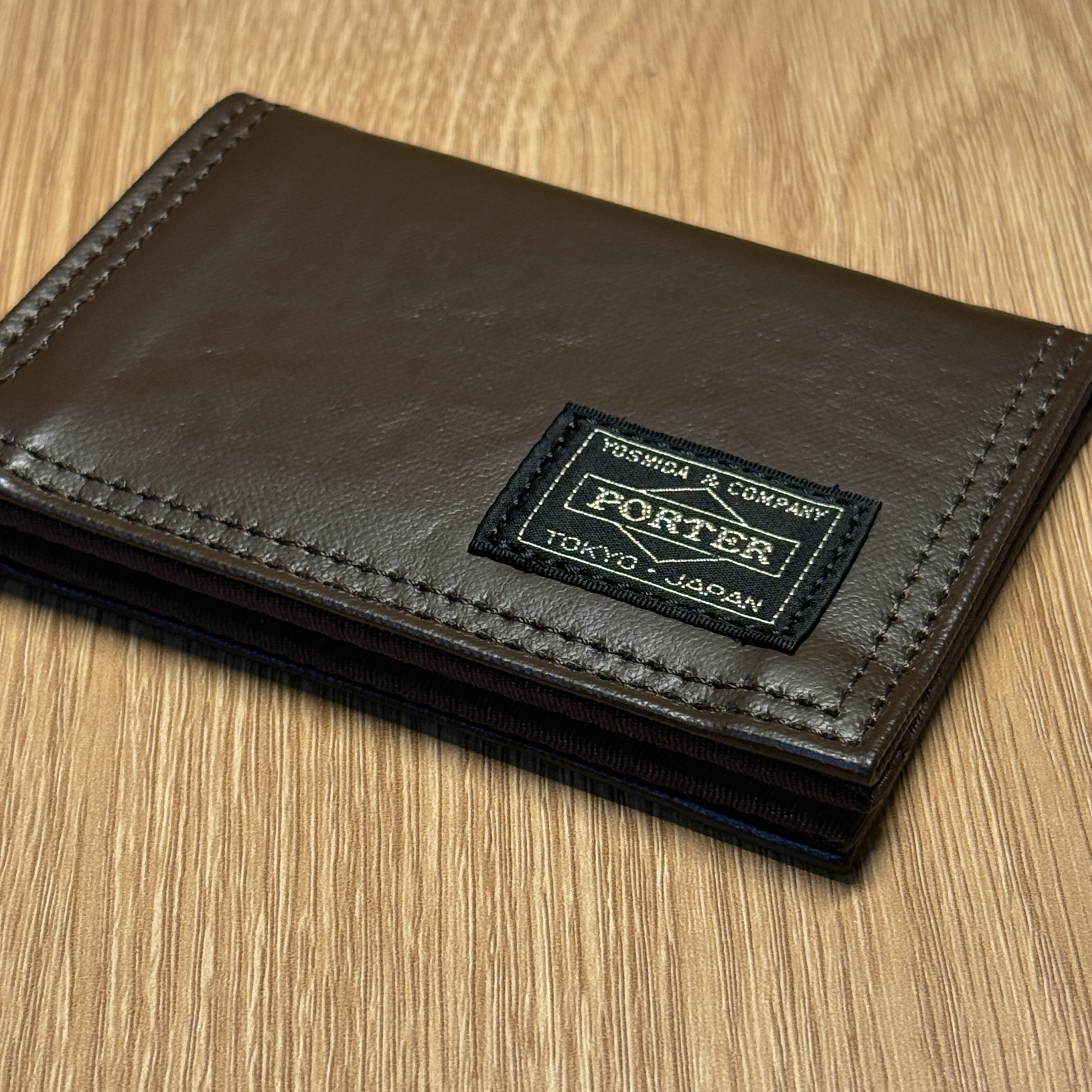 Porter Freestyle Pass Case Brown 착용 스타일