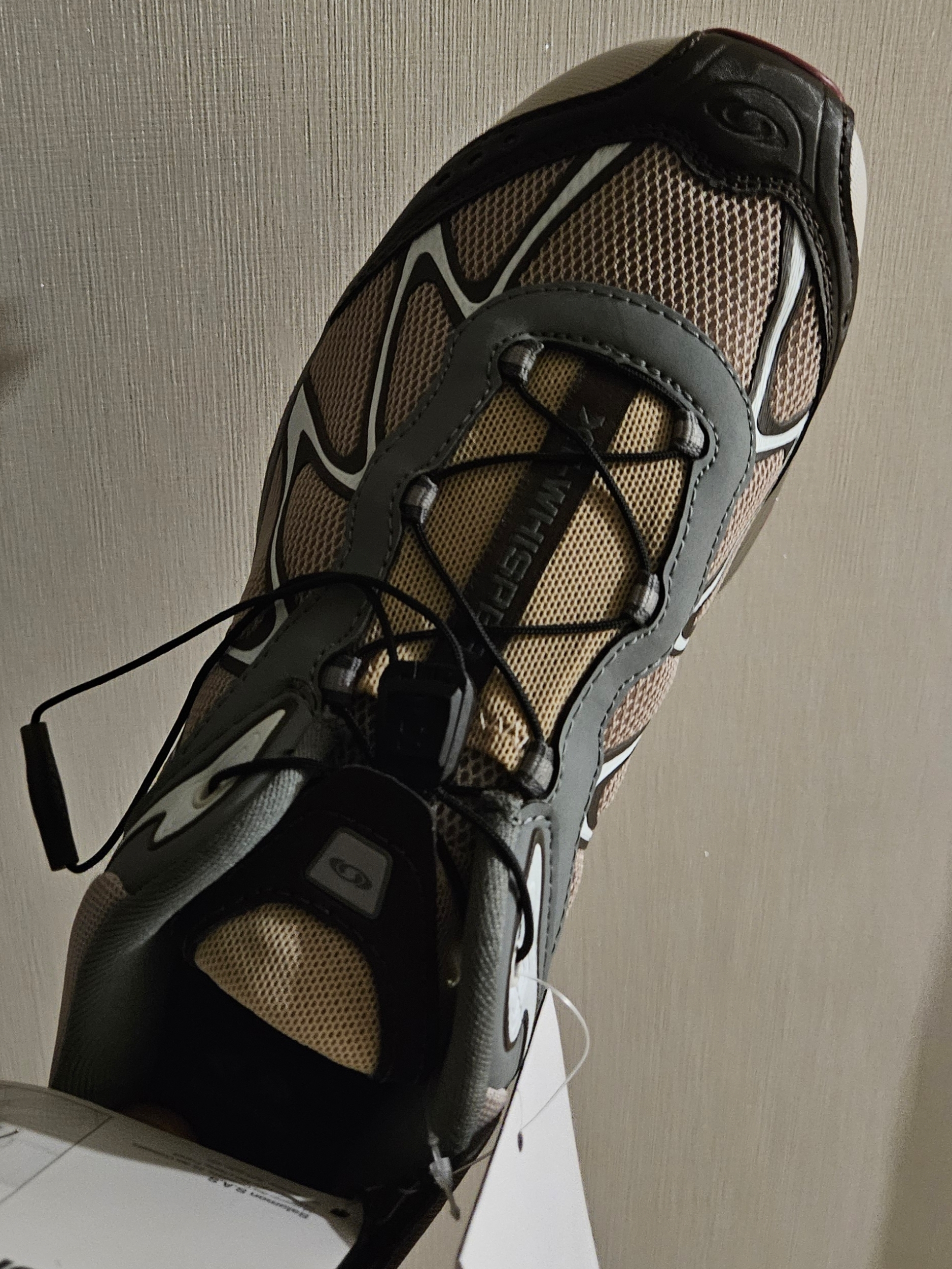 Salomon XT-Whisper Oxford Tan Sedona Sage 착용 스타일