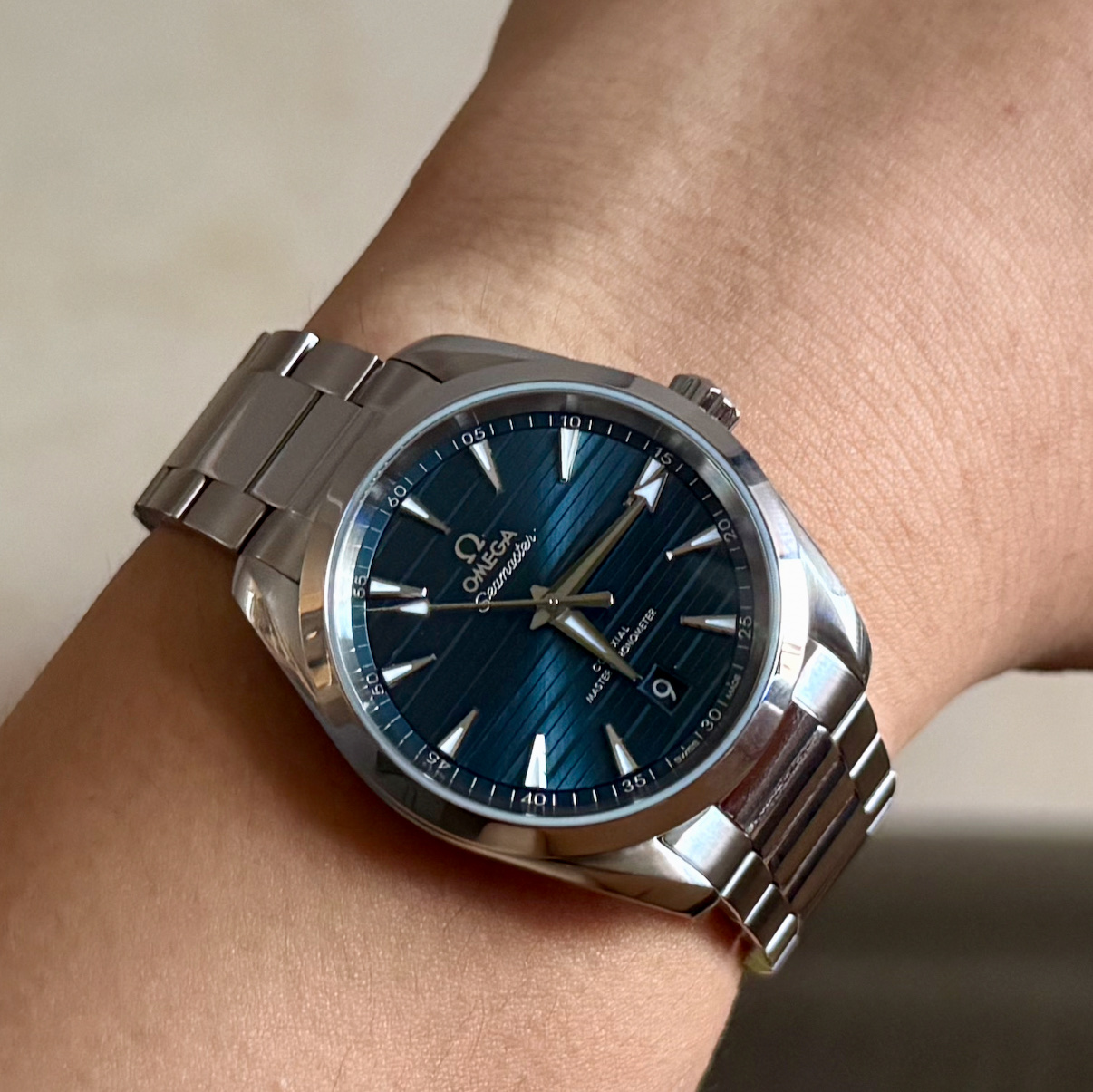 Omega Seamaster Aqua Terra 150M Co Axial Master Chronometer Steel Blue 착용 스타일
