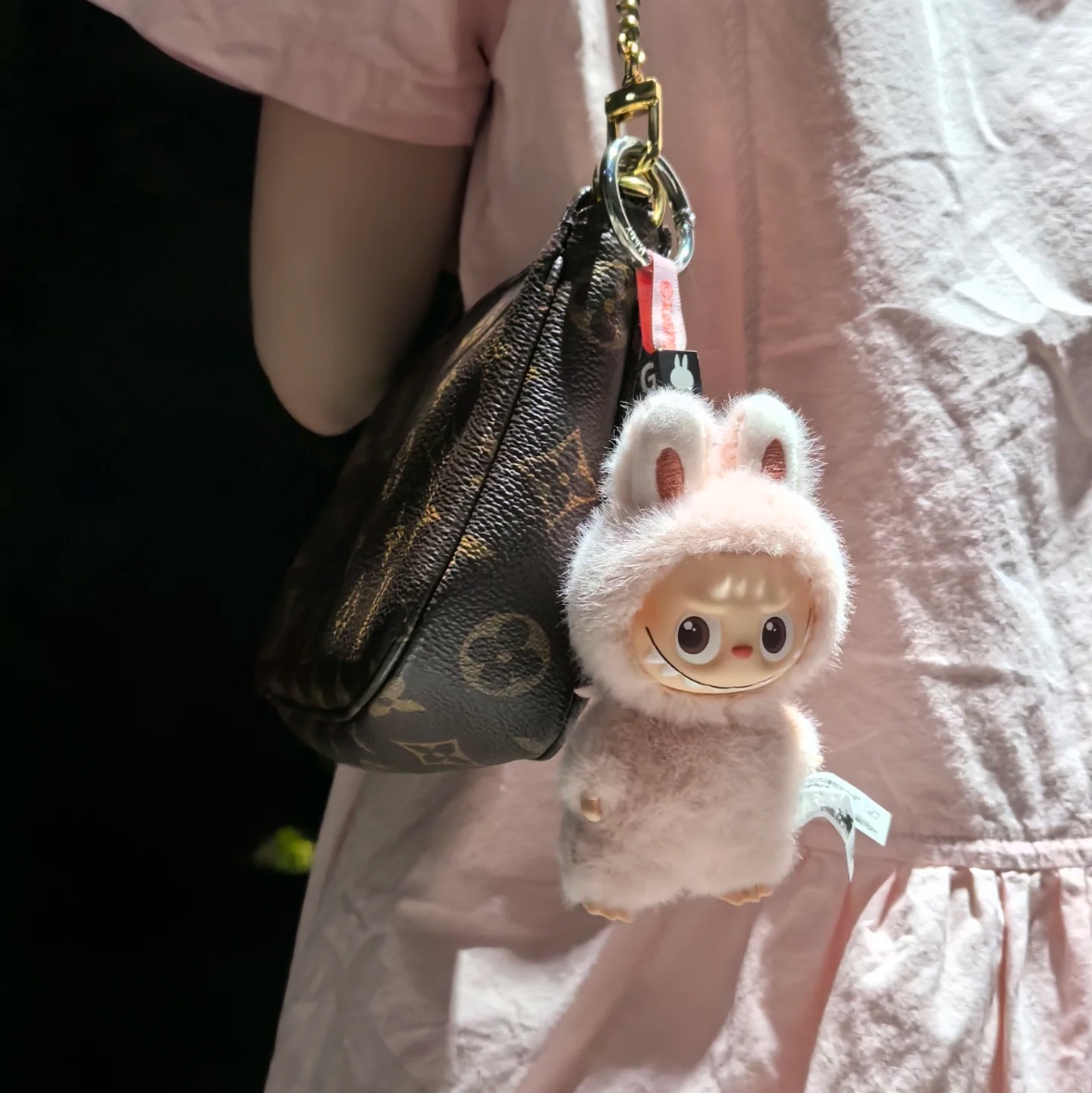 Pop Mart Labubu The Monsters Pin For Love Series Vinyl Plush Pendant (A-M) G (Opened Case) 착용 스타일