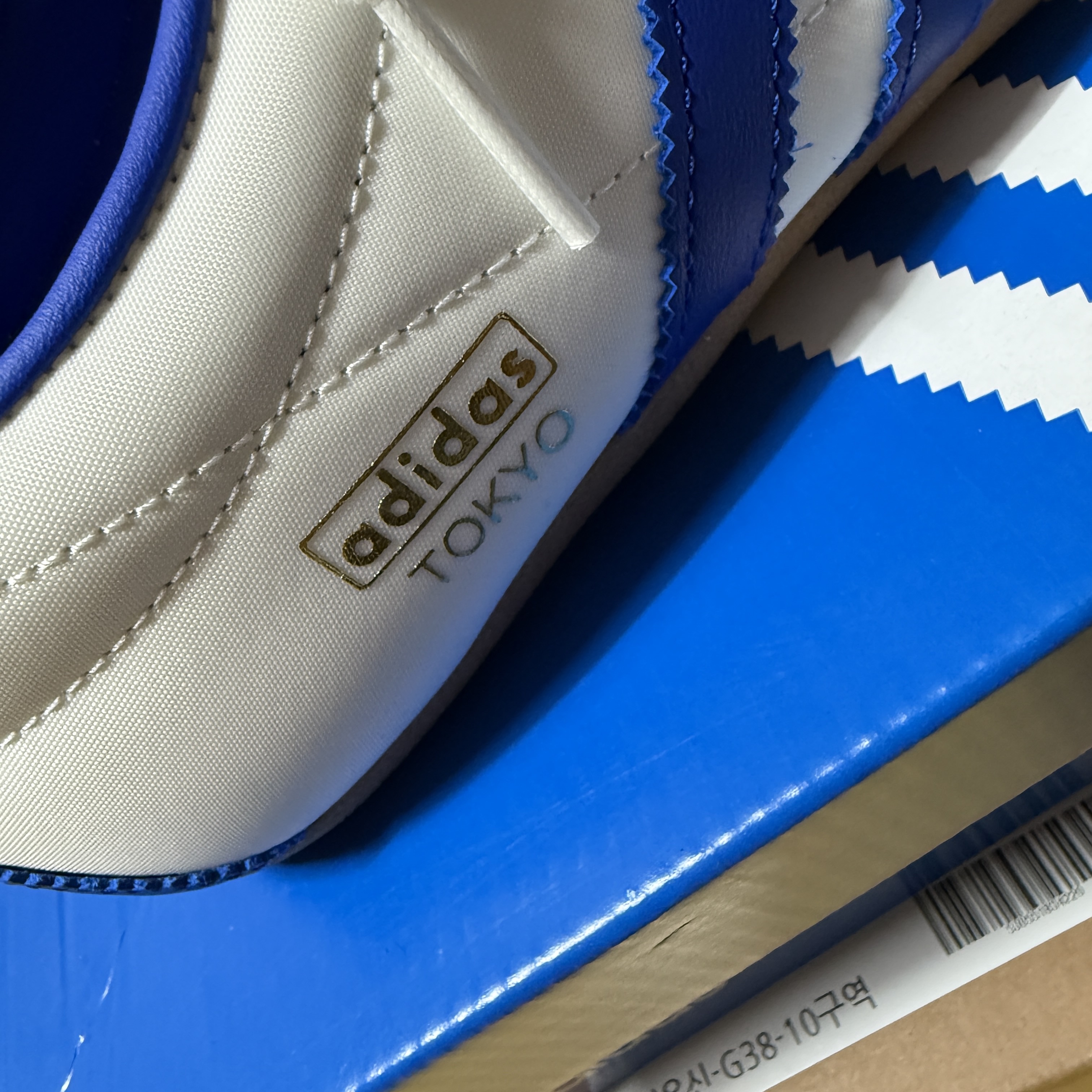 (W) Adidas Tokyo Off White Royal Blue 착용 스타일