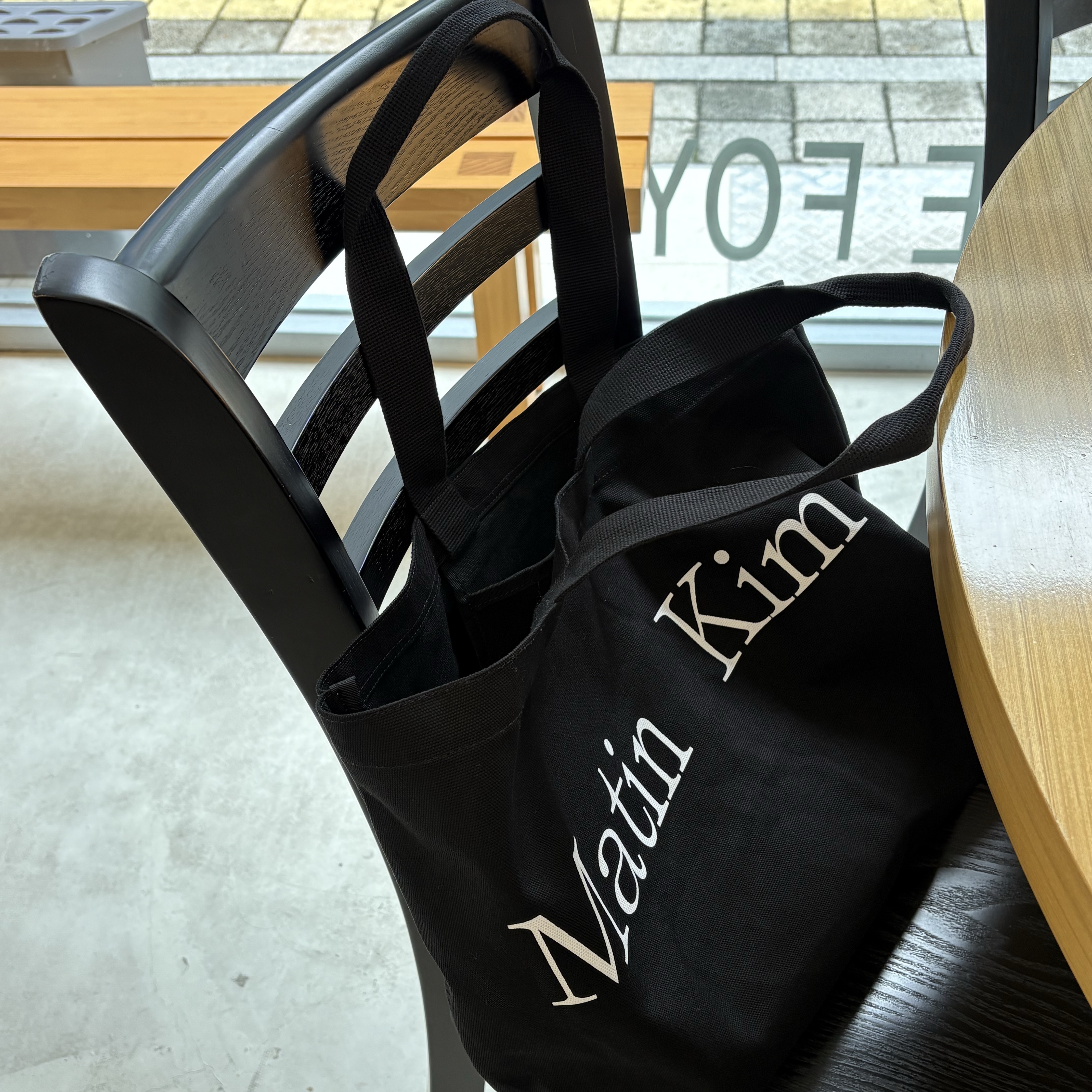 Matin Kim Matin Logo Ecobag Black 착용 스타일