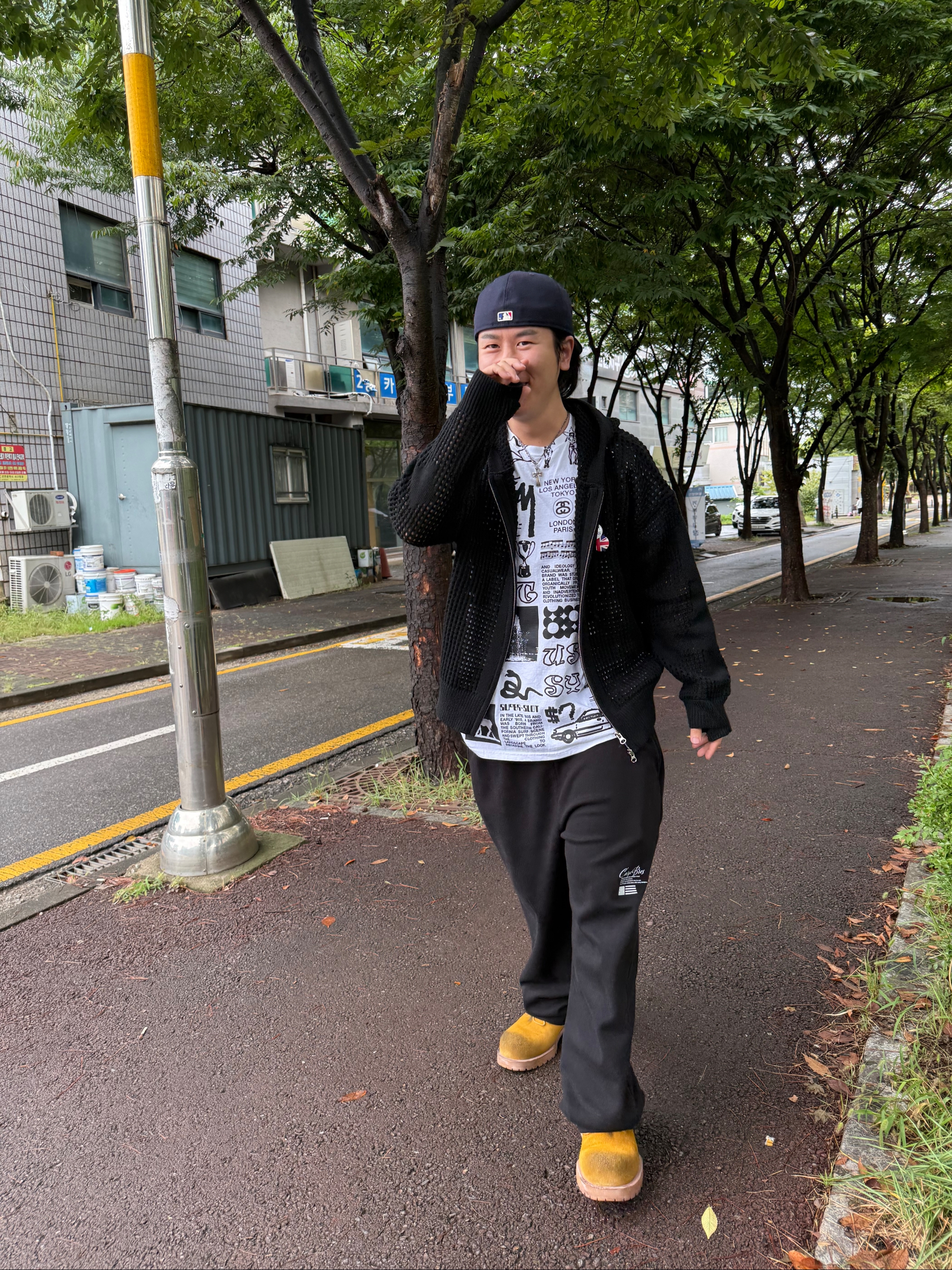 Stussy Sara T-Shirt White, New Era x Fear of God 59FIFTY Chicago White Sox Fitted Cap Black 착용 스타일 - 4
