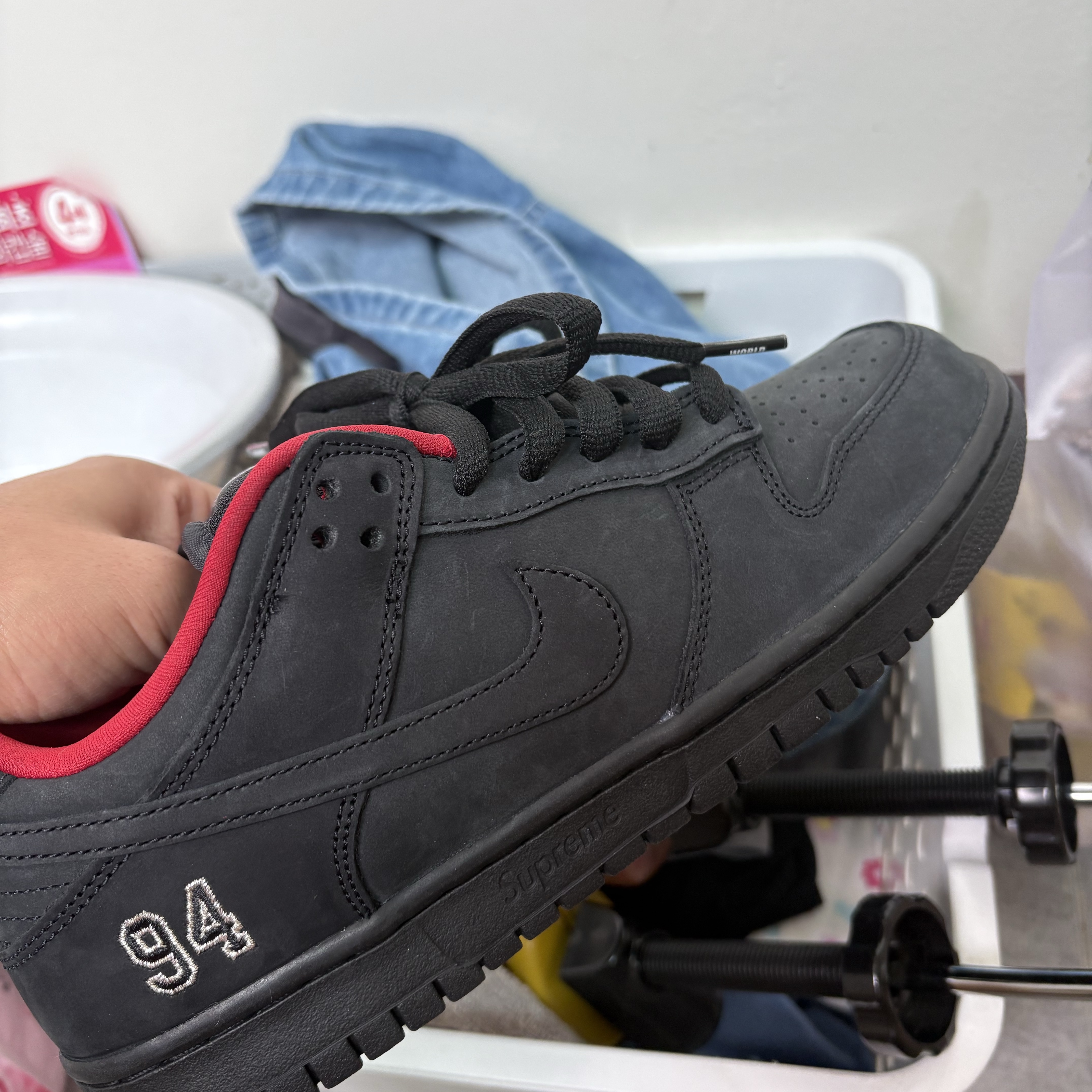 Nike x Supreme SB Dunk Low Black 착용 스타일 - 1