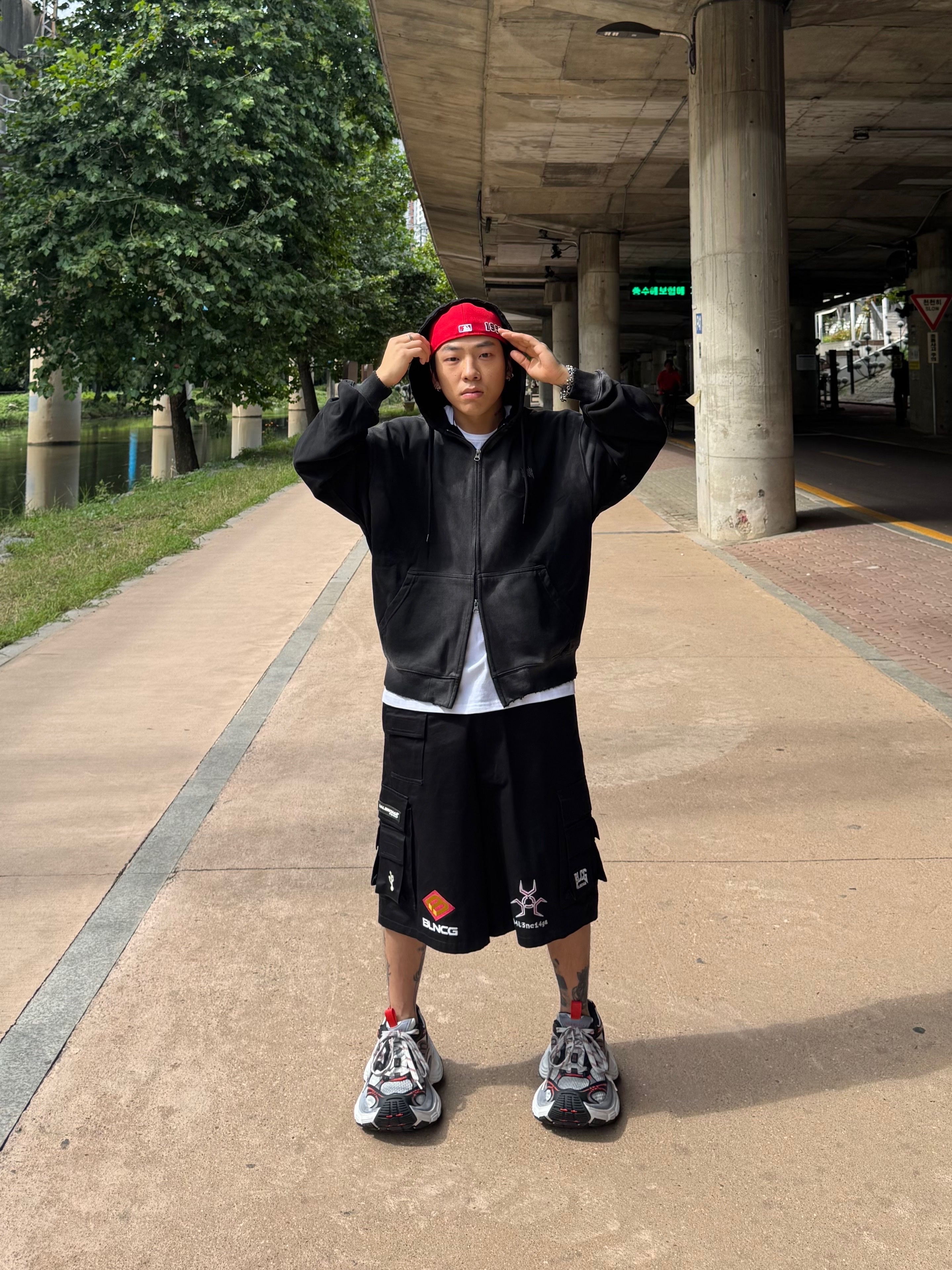 Balenciaga 10XL Sneakers Grey White Red 착용 스타일 - 6
