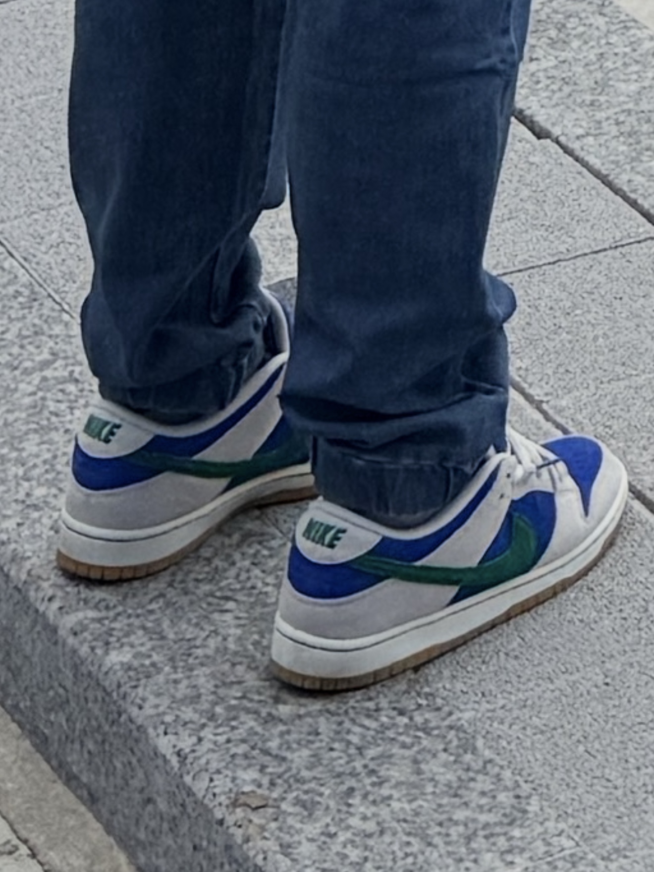 Nike SB Dunk Low Pro Phantom and Hyper Royal 착용 스타일