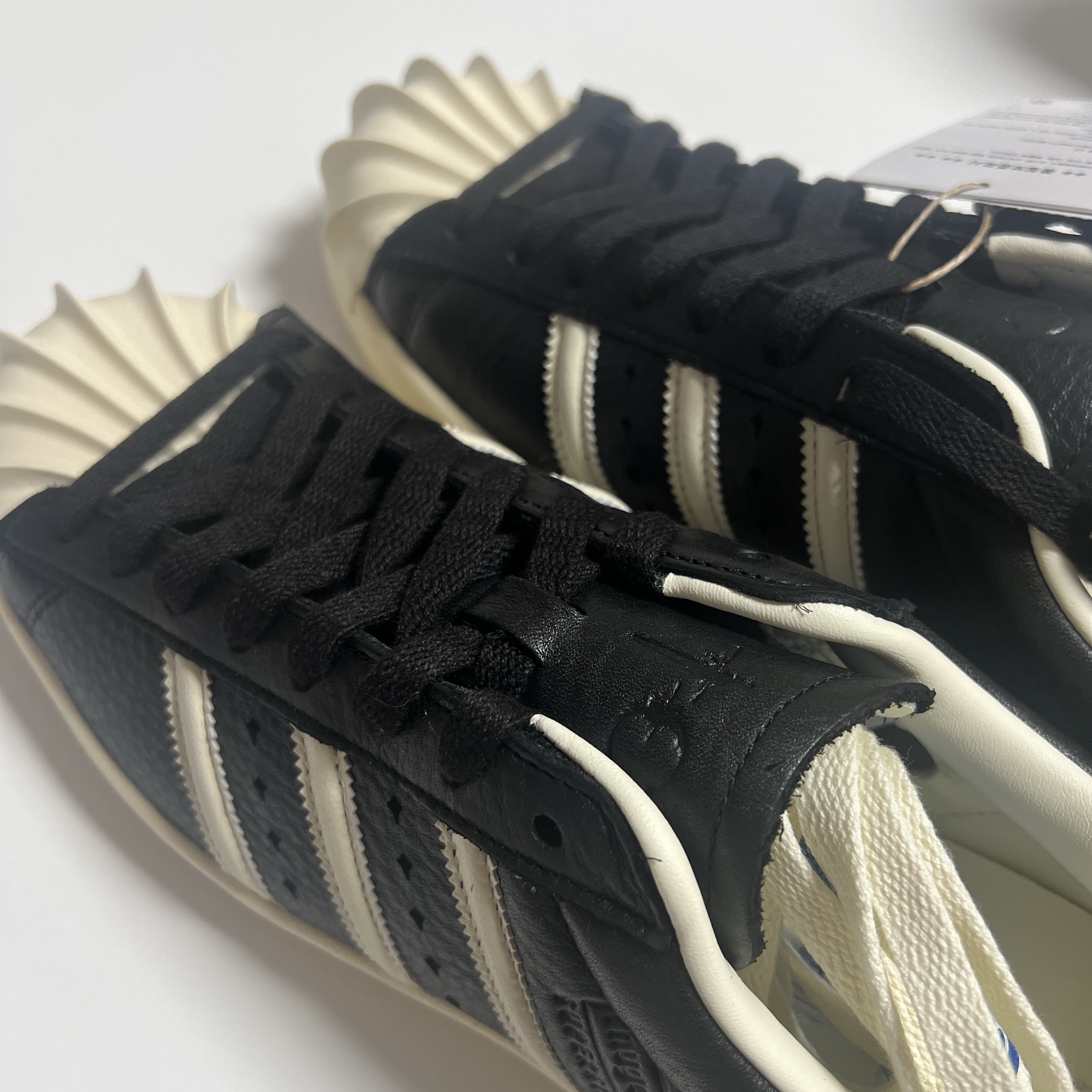 Adidas x Thug Club Superstar Vintage Core Black Cream White, Adidas x Thug Club Superstar Vintage Collegiate Burgundy Cream White 착용 스타일