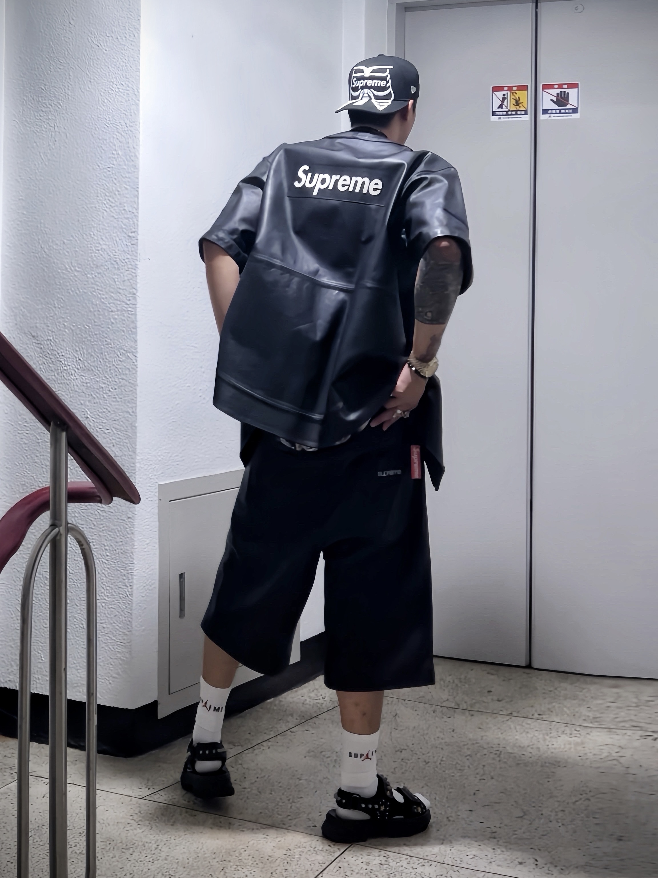 Supreme Bones Box Logo New Era Black - 25SS, Supreme x MM6 Maison Margiela Liquid Blue Oversized T-Shirt Black - 24SS 착용 스타일