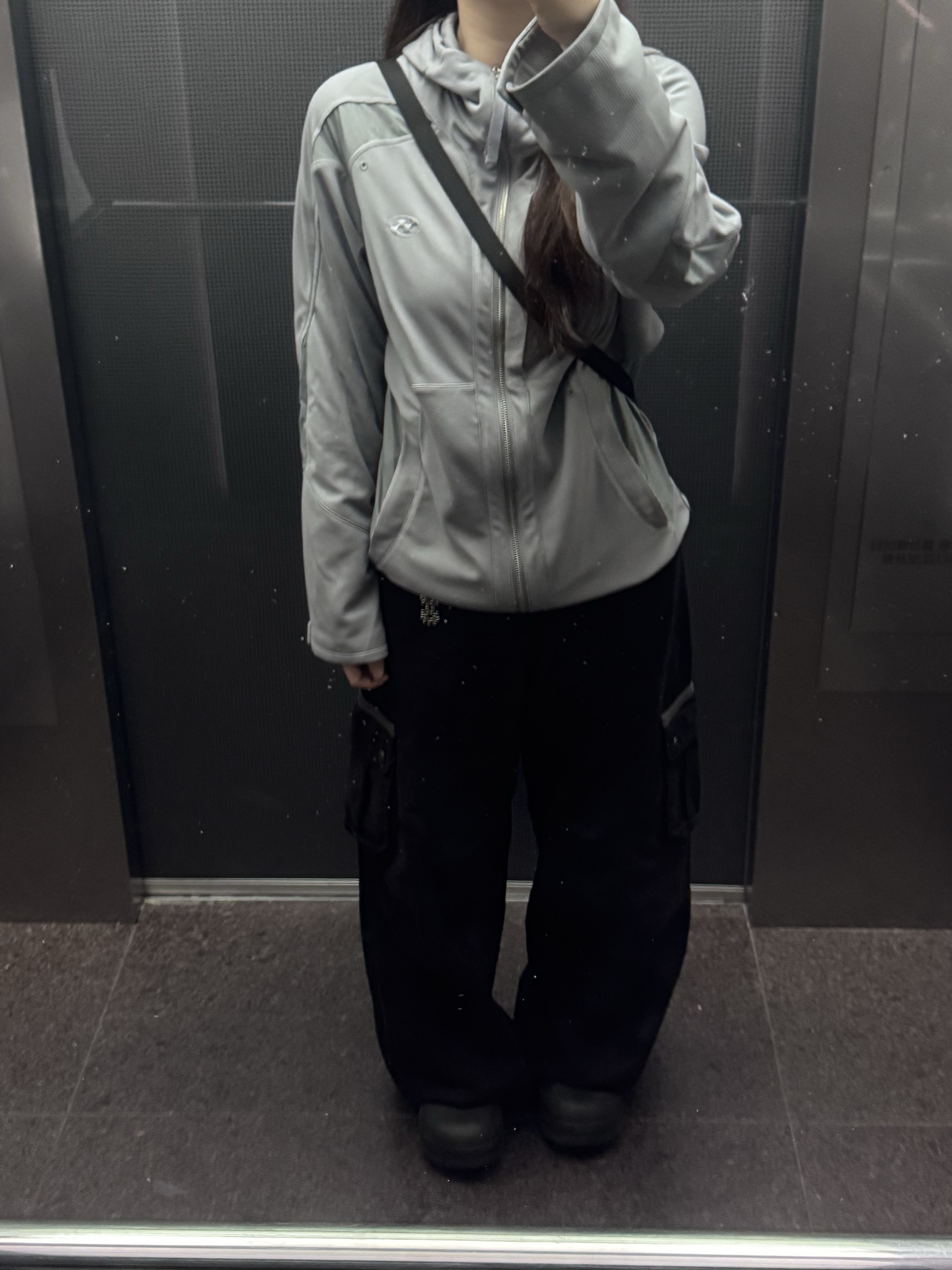 Sansan Gear Dual-Shade Jacket Grey - 25SS, (W) Adidas Adifom Stan Smith Mule Core Black 착용 스타일