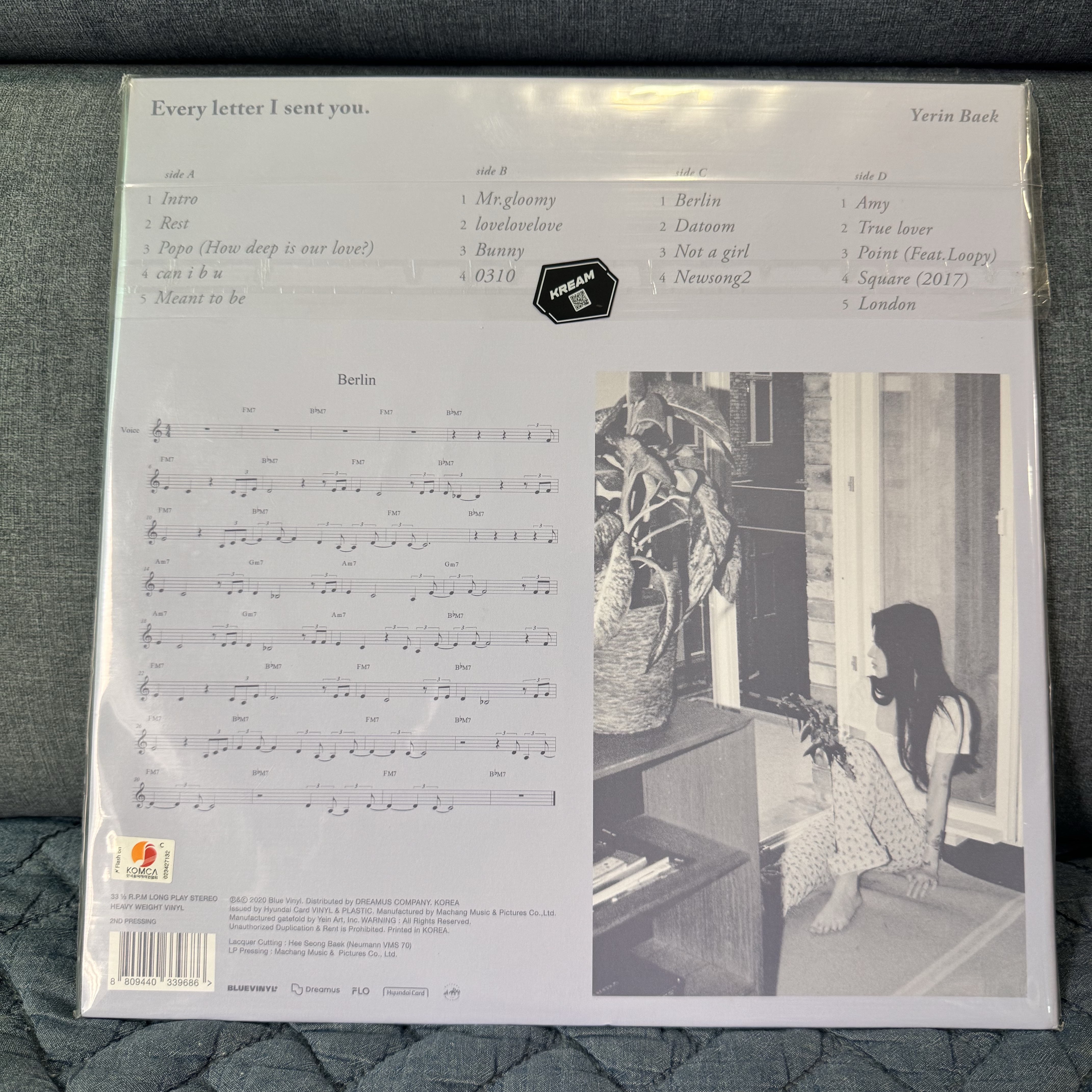 Yerin Baek 1st Album Every Letter I Sent You LP Clear (2LP) 착용 스타일 - 3