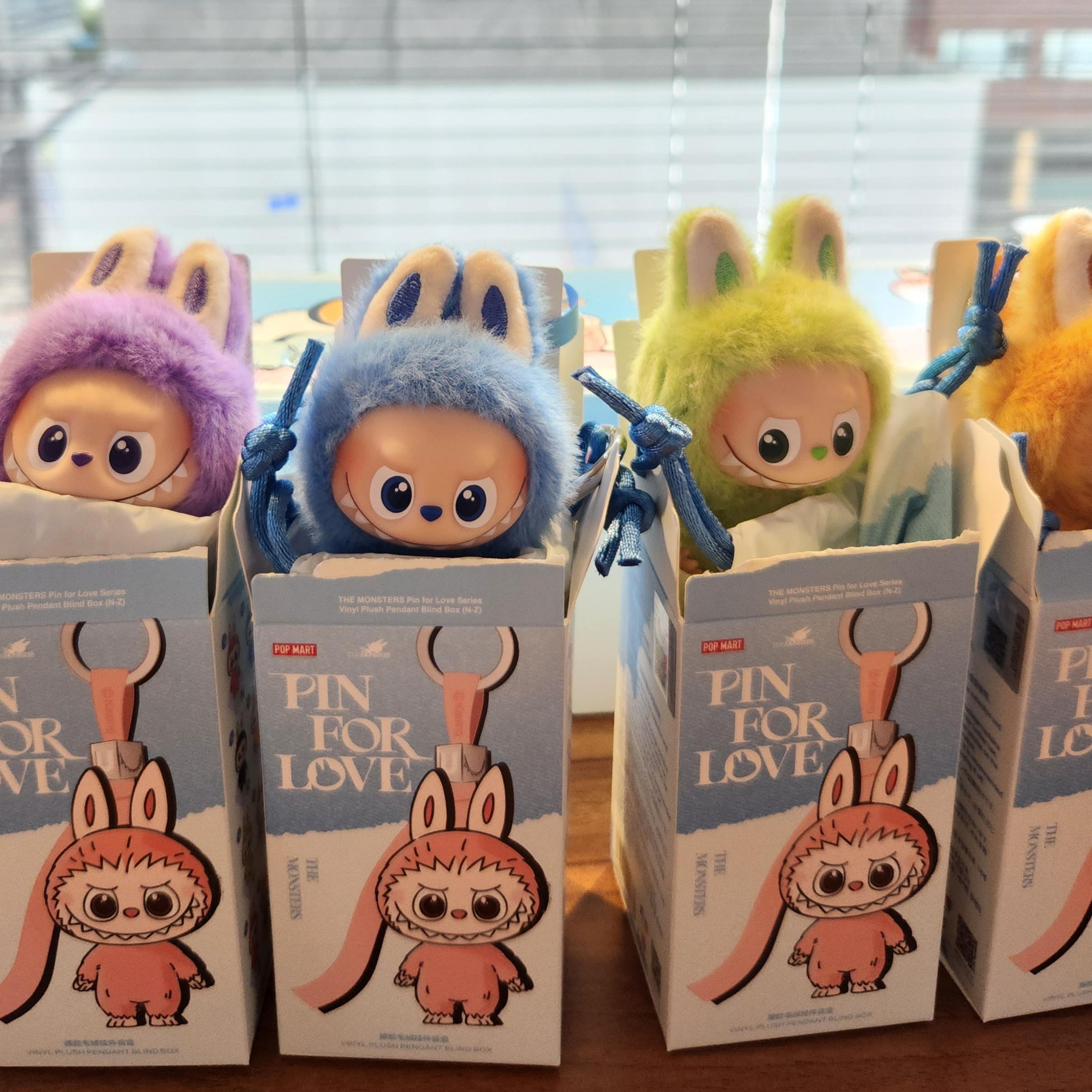 Pop Mart Labubu The Monsters Pin For Love Series Vinyl Plush Pendant Sealed Case (N-Z) (14 Blind Boxes) 착용 스타일 - 2