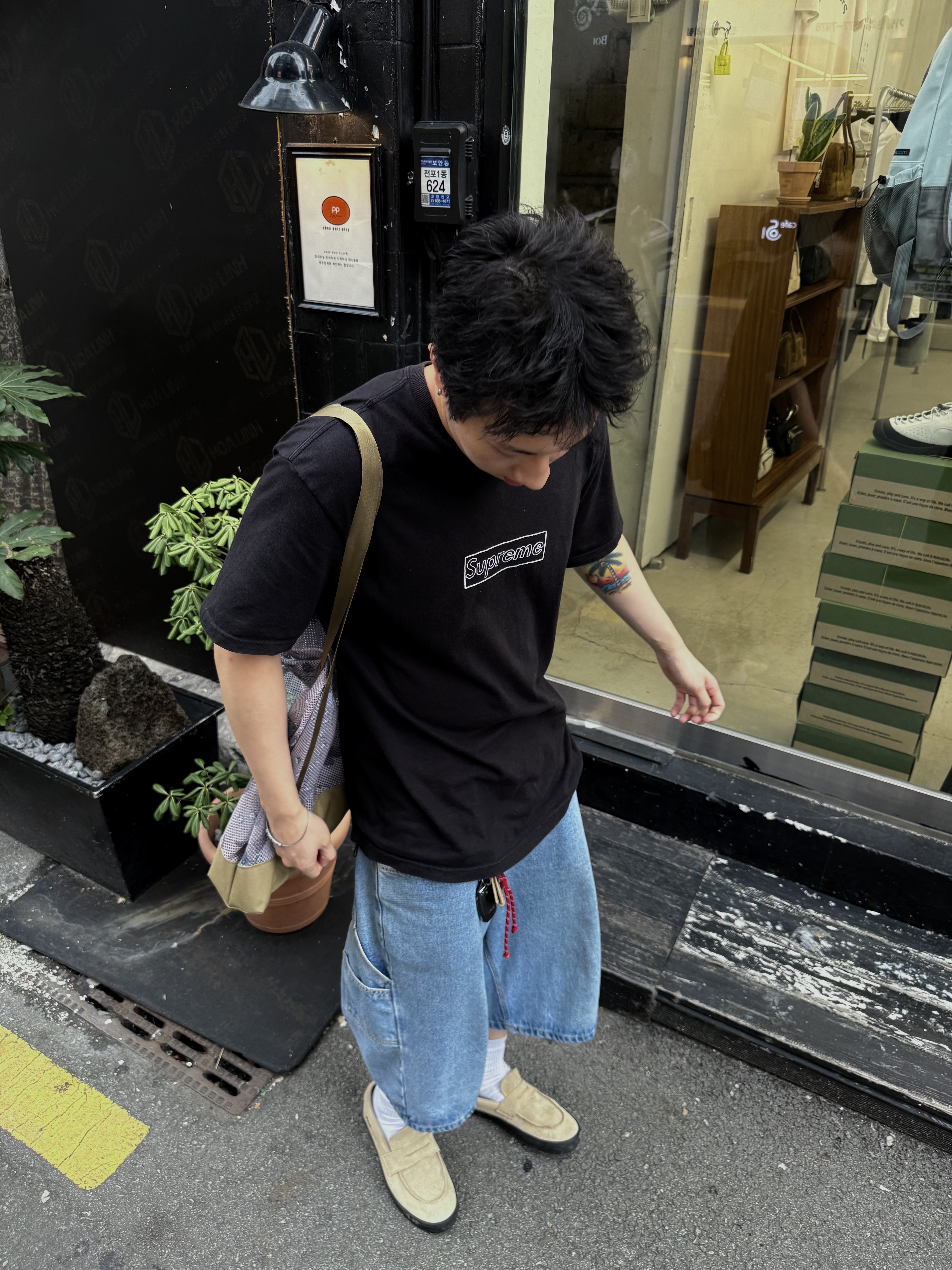 Supreme x Kaws Chalk Logo T-Shirt Black - 21SS, Vans Skate Loafer Suede Beige 착용 스타일 - 2